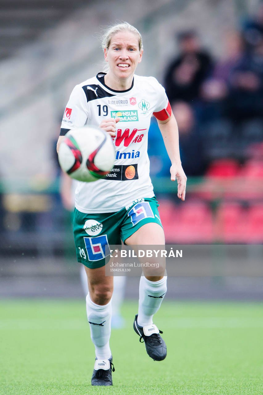  Mallbackens Frida Broström under fotbollsmatchen i Damallsvenskan mellan AIK och Mallbacken den 25 april 2015 i Stockholm. 
