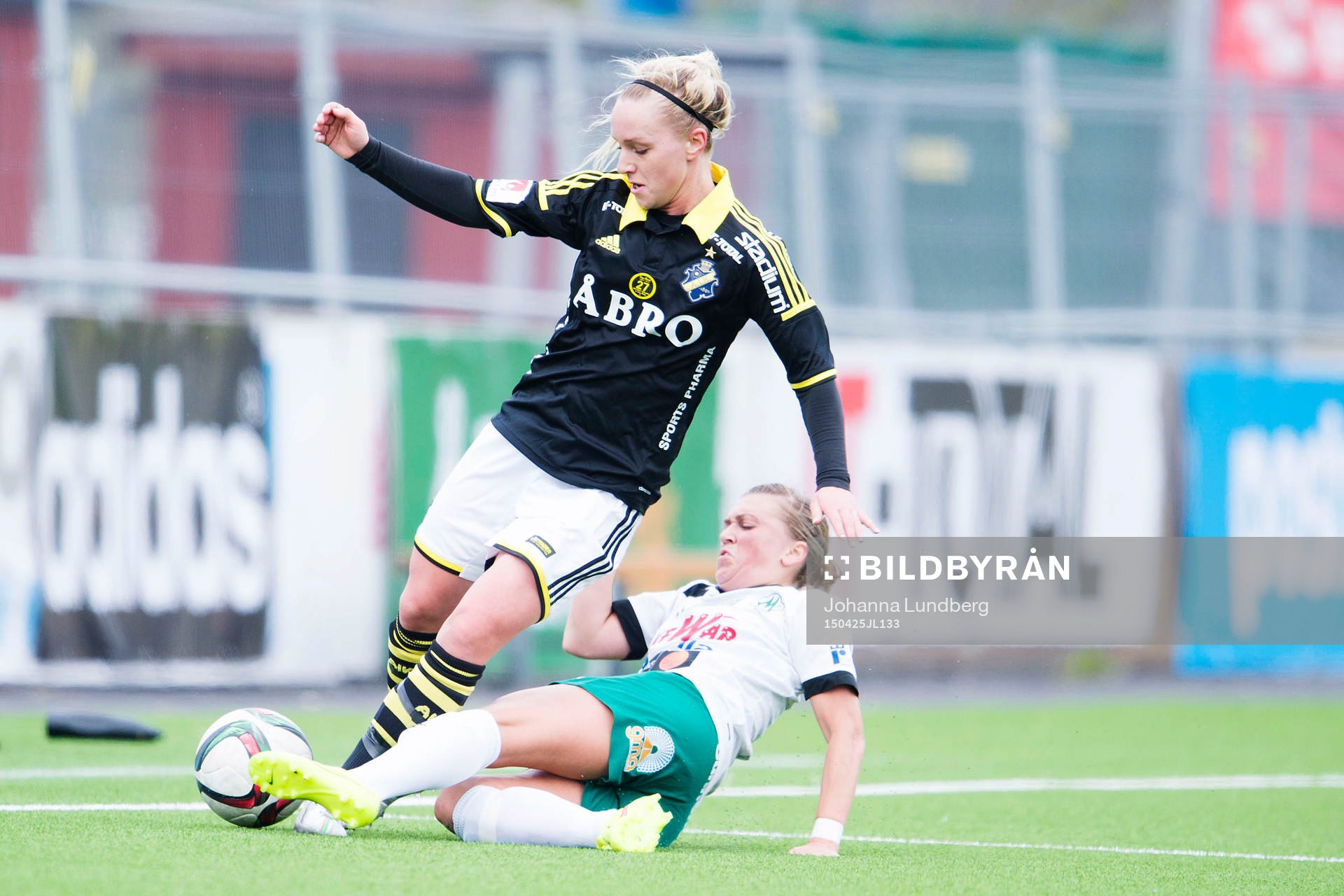 AIKs Sarah Fredriksson mot Mallbackens Monica Dolinsky under fotbollsmatchen i Damallsvenskan mellan AIK och Mallbacken den 25 april 2015 i Stockholm.