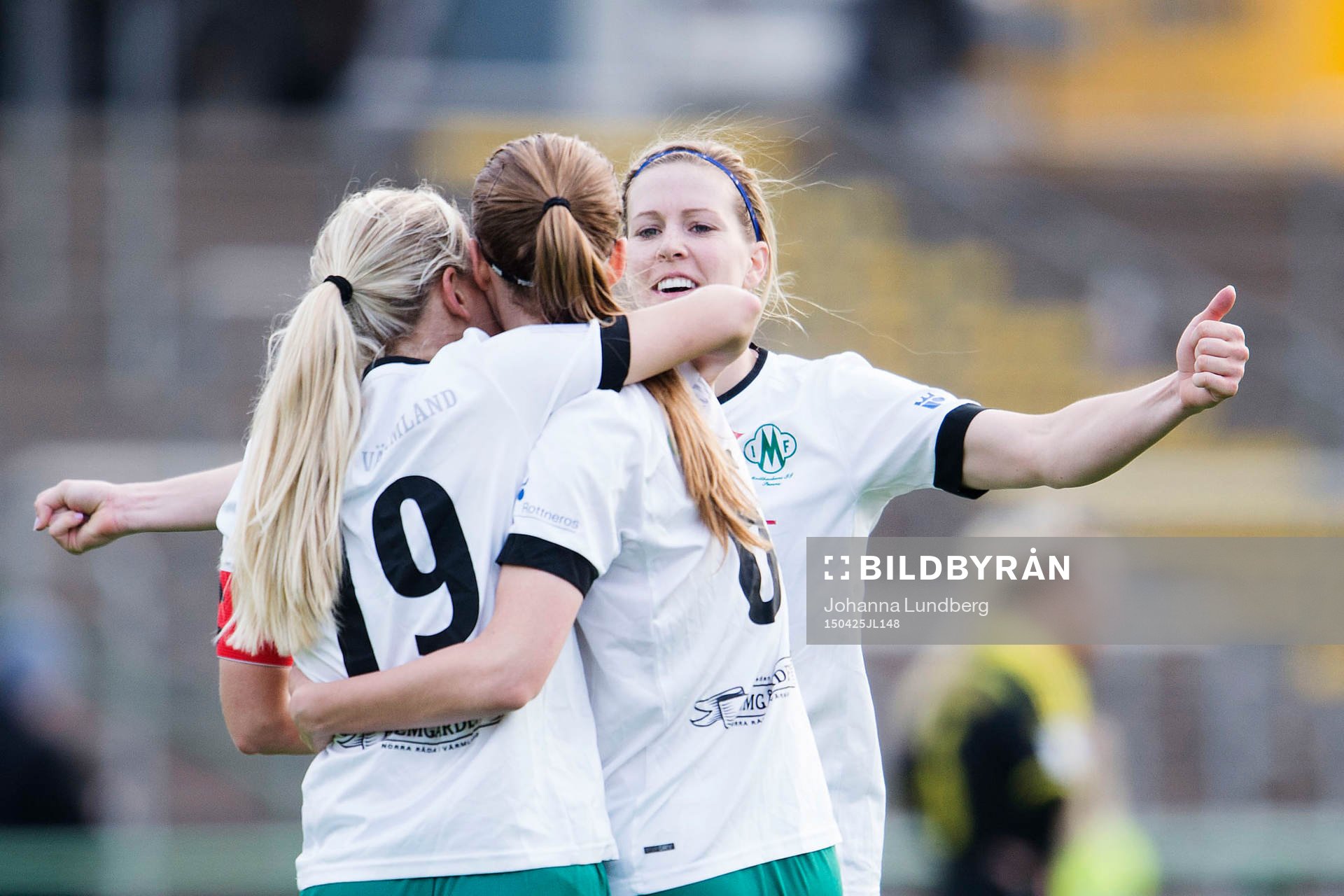Mallbackens Mimmi Larsson (vänd mot kameran) jublar med