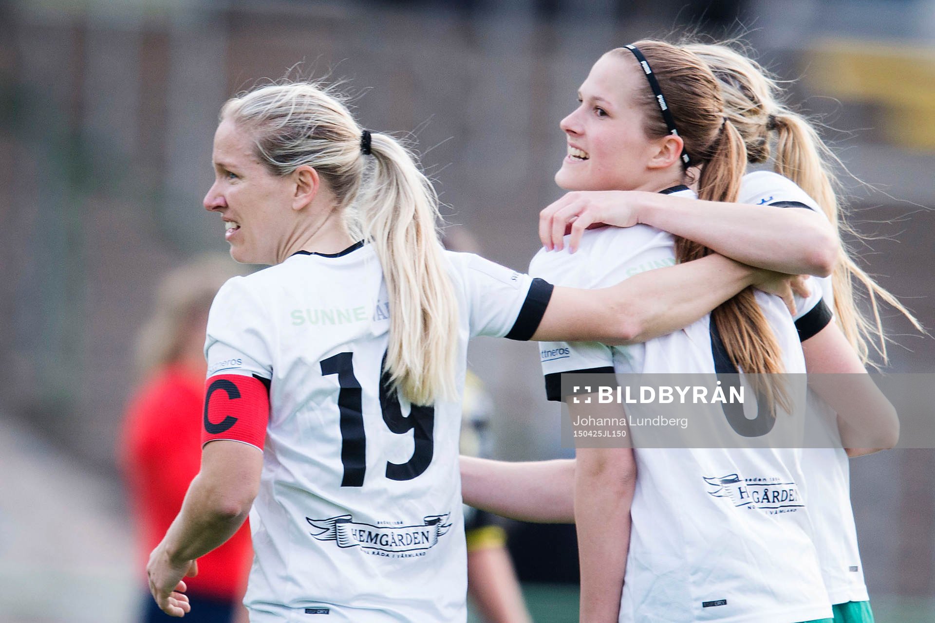 Mallbackens Frida Broström  och Sarah Bergman jublar