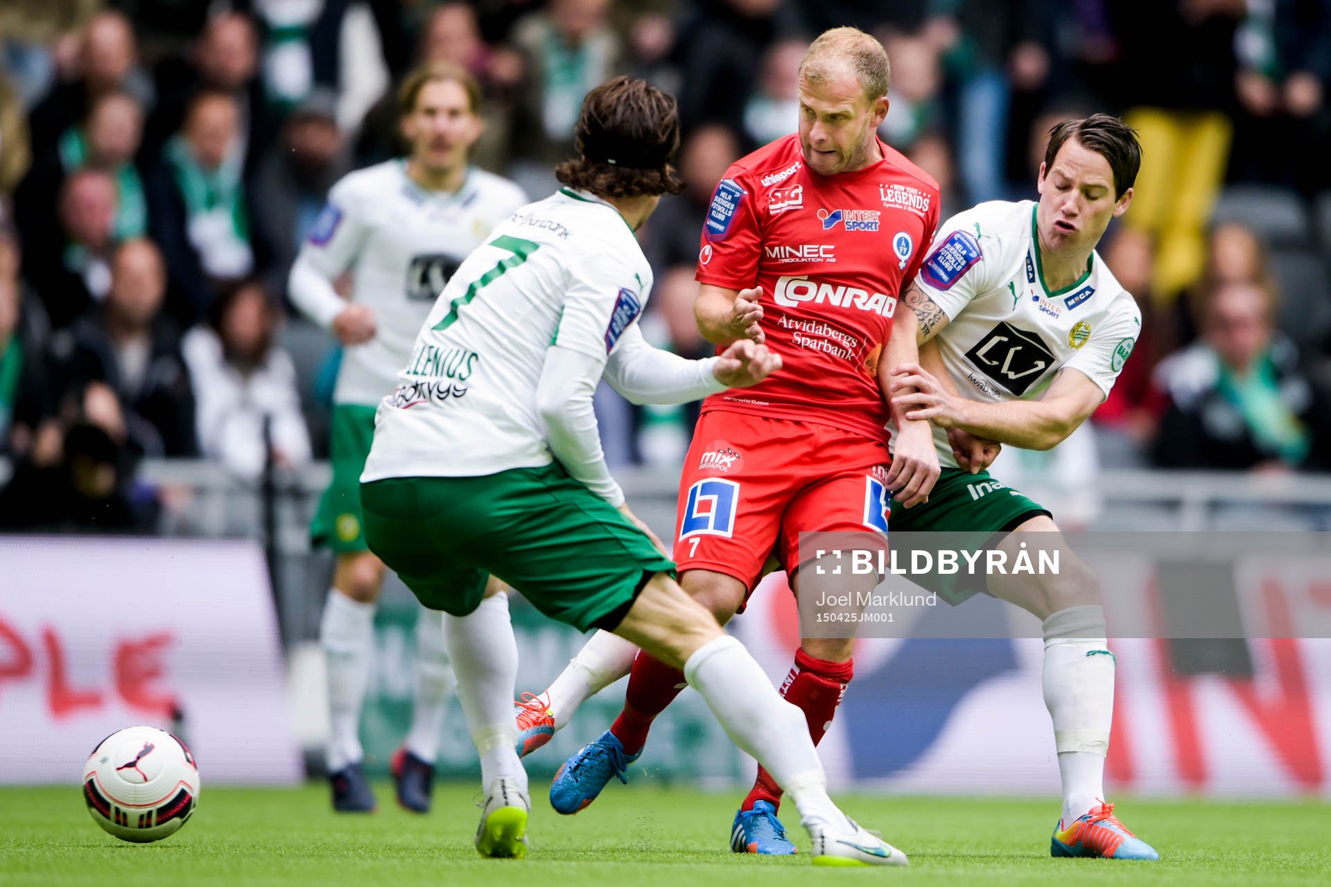 Åtvidabergs Kristian Bergström mot Hammarbys Nahir Besara och Johan Persson under fotbollsmatchen i Allsvenskan mellan Hammarby och Åtvidaberg den 25 april 2015 i Stockholm.