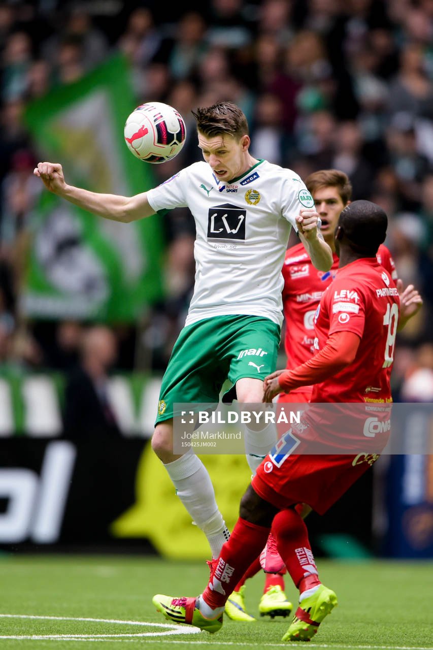 Hammarbys Birkir Már Saevarsson nickar bollen