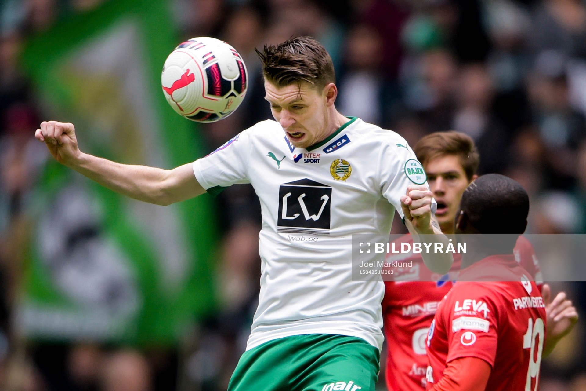 Hammarbys Birkir Már Saevarsson nickar bollen