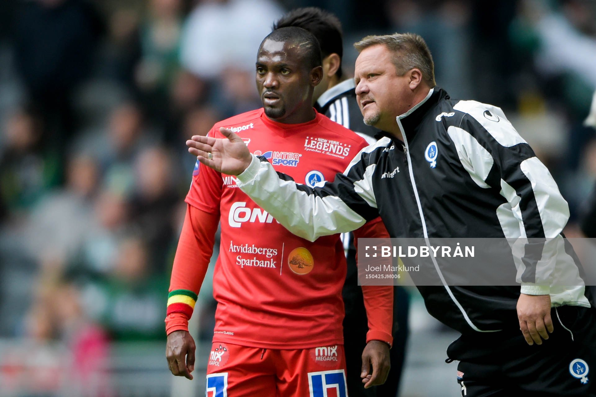 Åtvidabergs John Owoeri får instruktioner av tränare