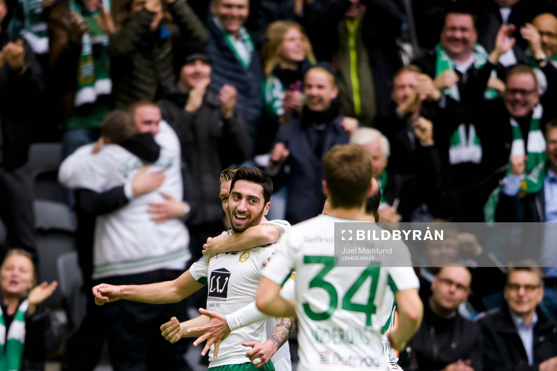 Hammarbys Nahir Besara jublar med sina lagkamrater