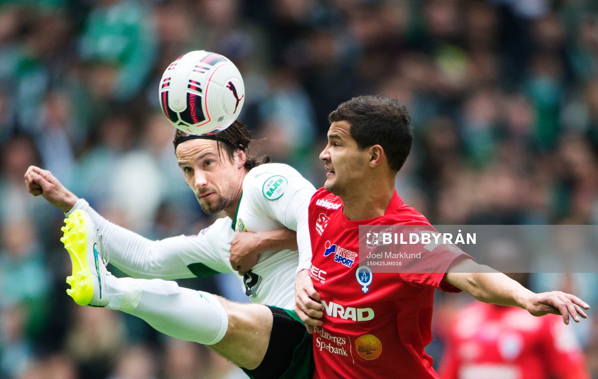 Hammarbys Linus Hallenius i en duell med Åtvidabergs