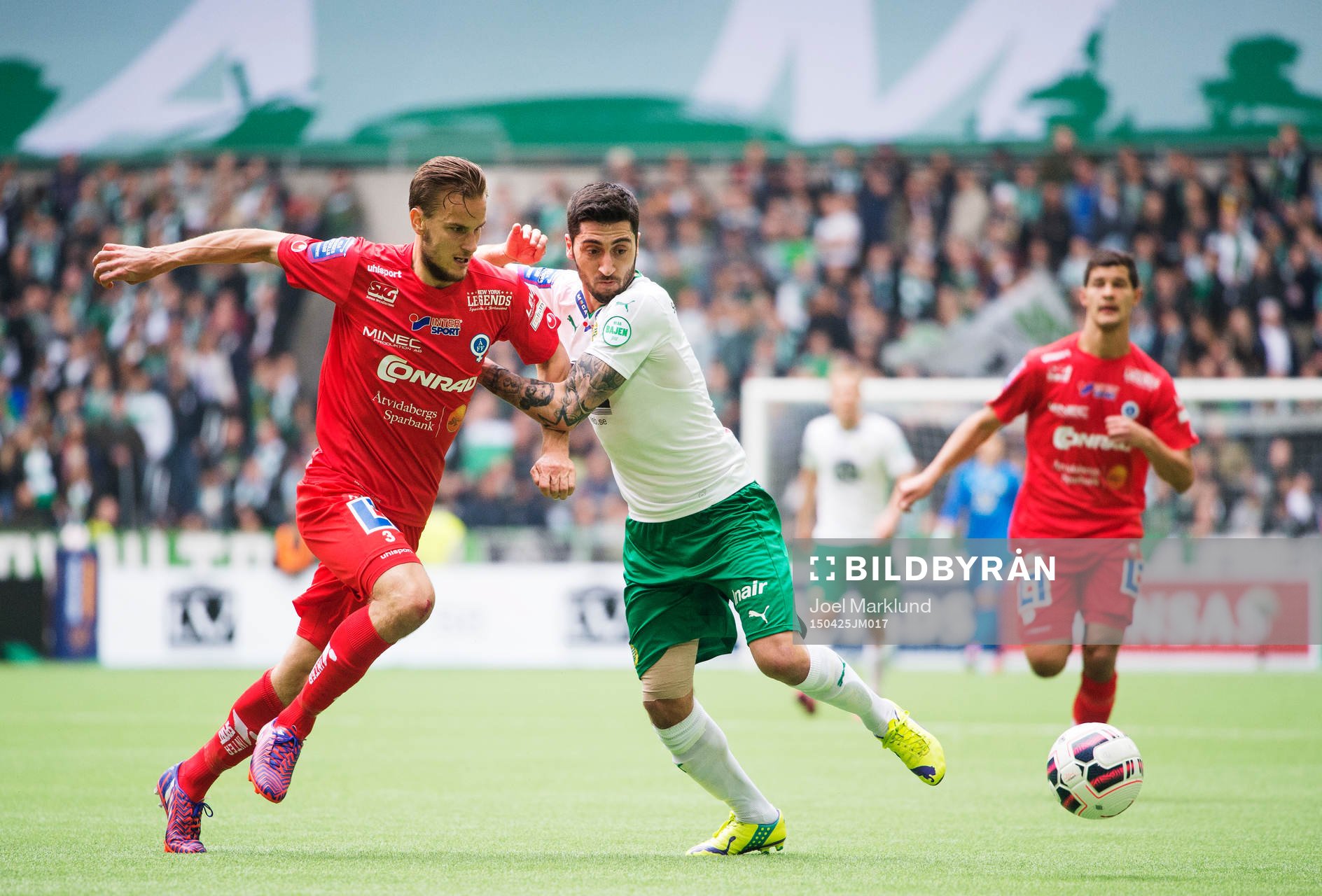 Åtvidabergs Månz Karlsson i en närkamp med Hammarbys