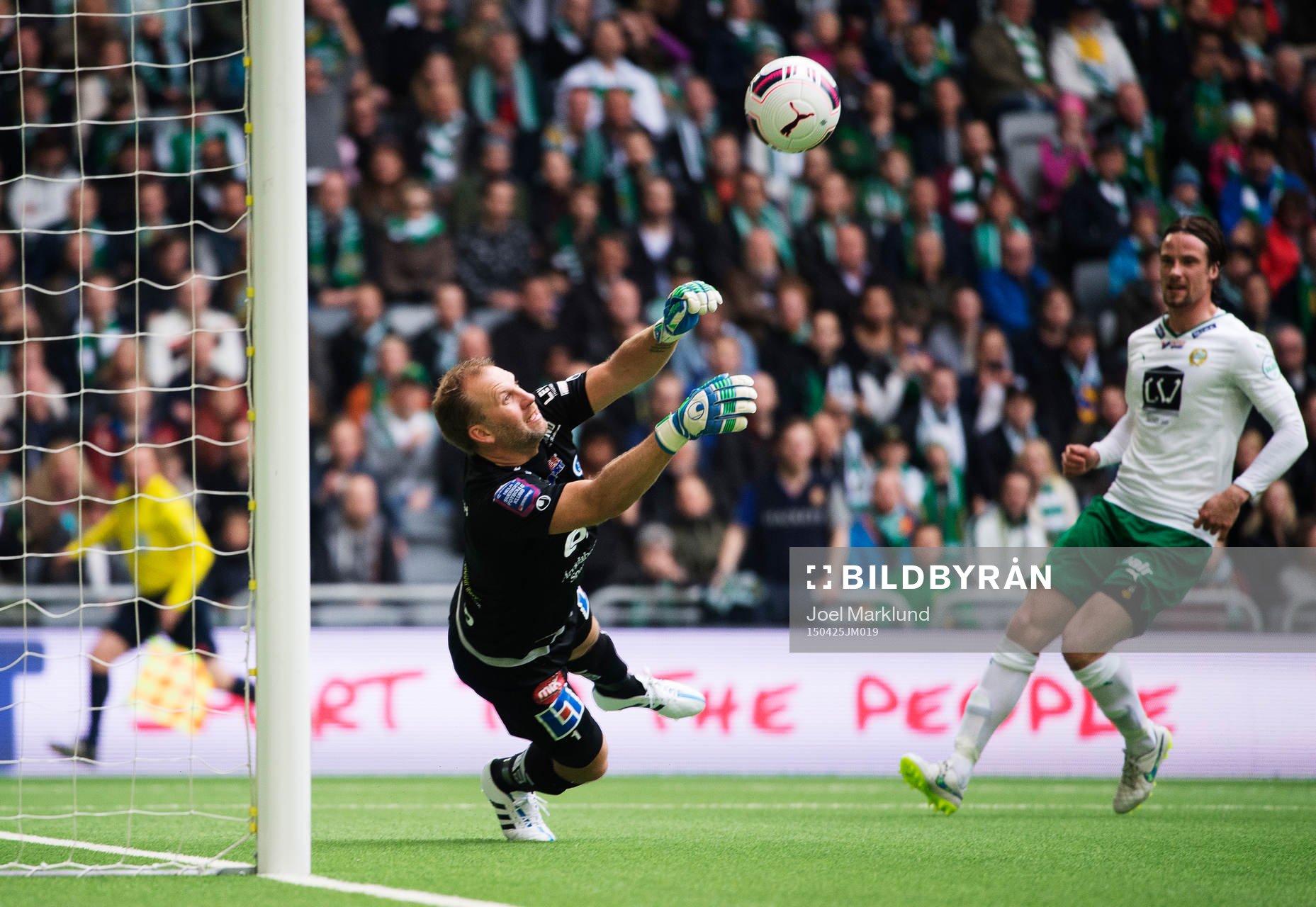 Åtvidabergs målvakt Henrik Gustavsson räddar ett skott