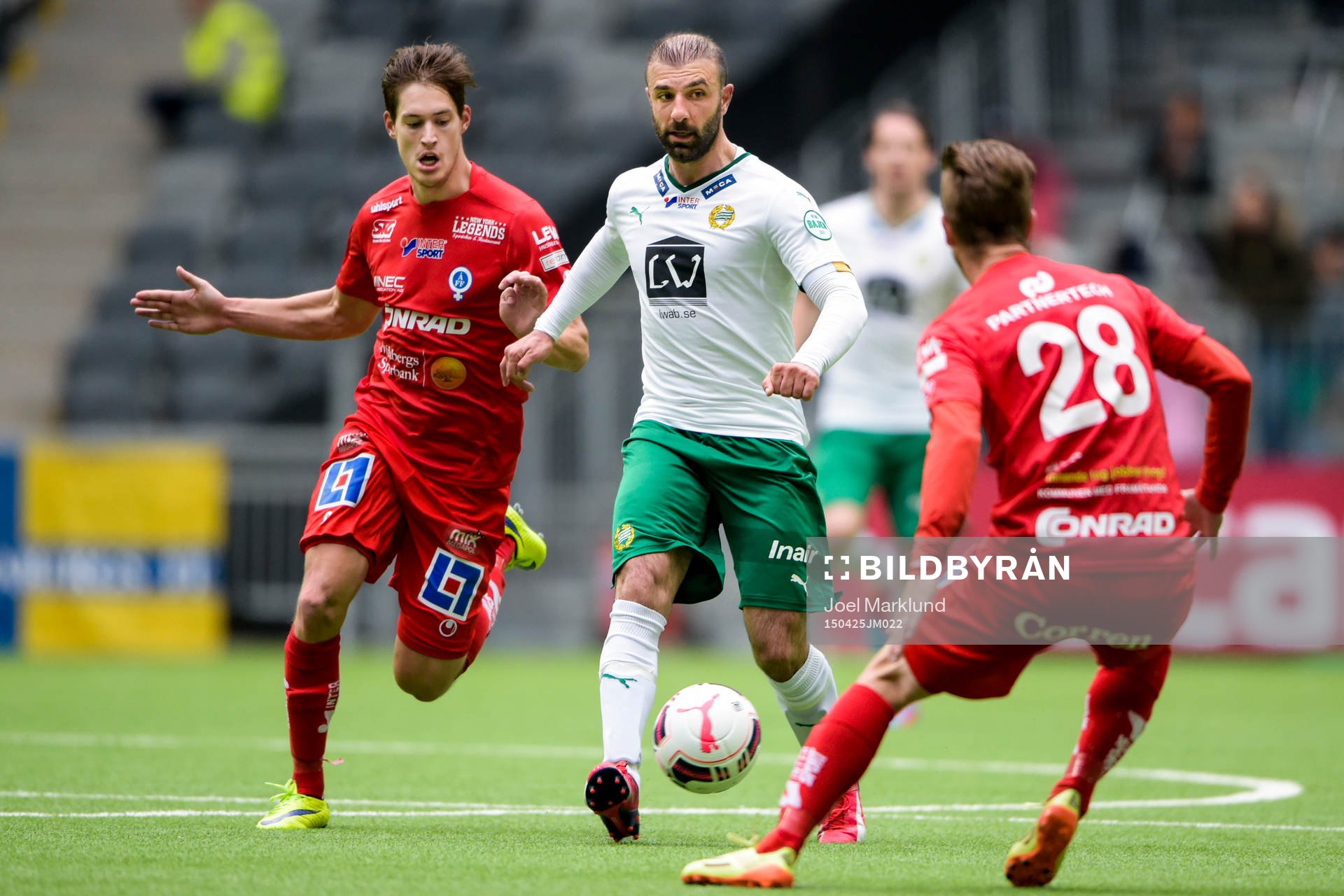 Hammarbys Kennedy Bakircioglu driver fram bollen mellan