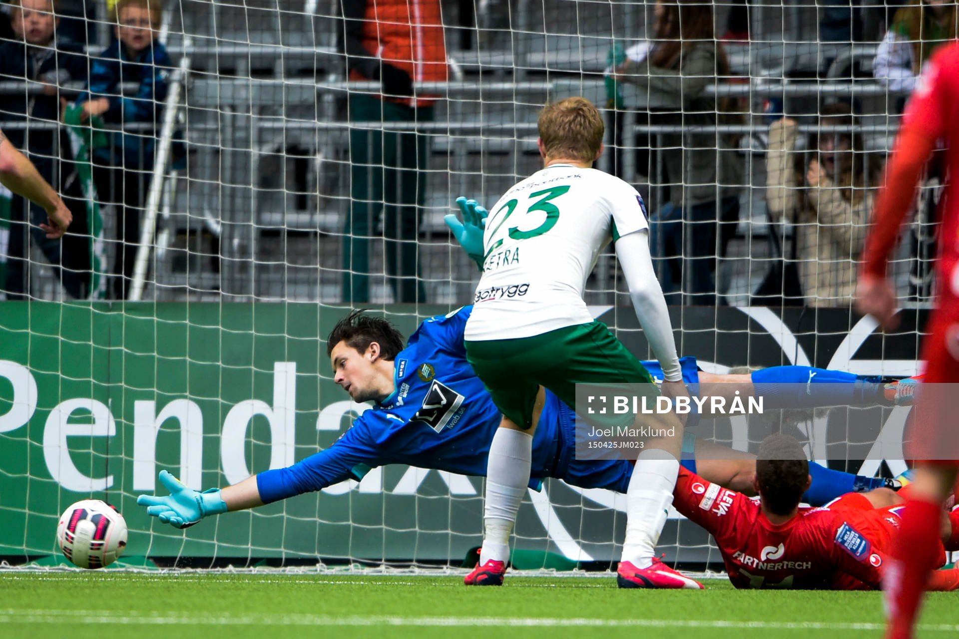 Hammarbys målvakt Johannes Hopf räddar skott från