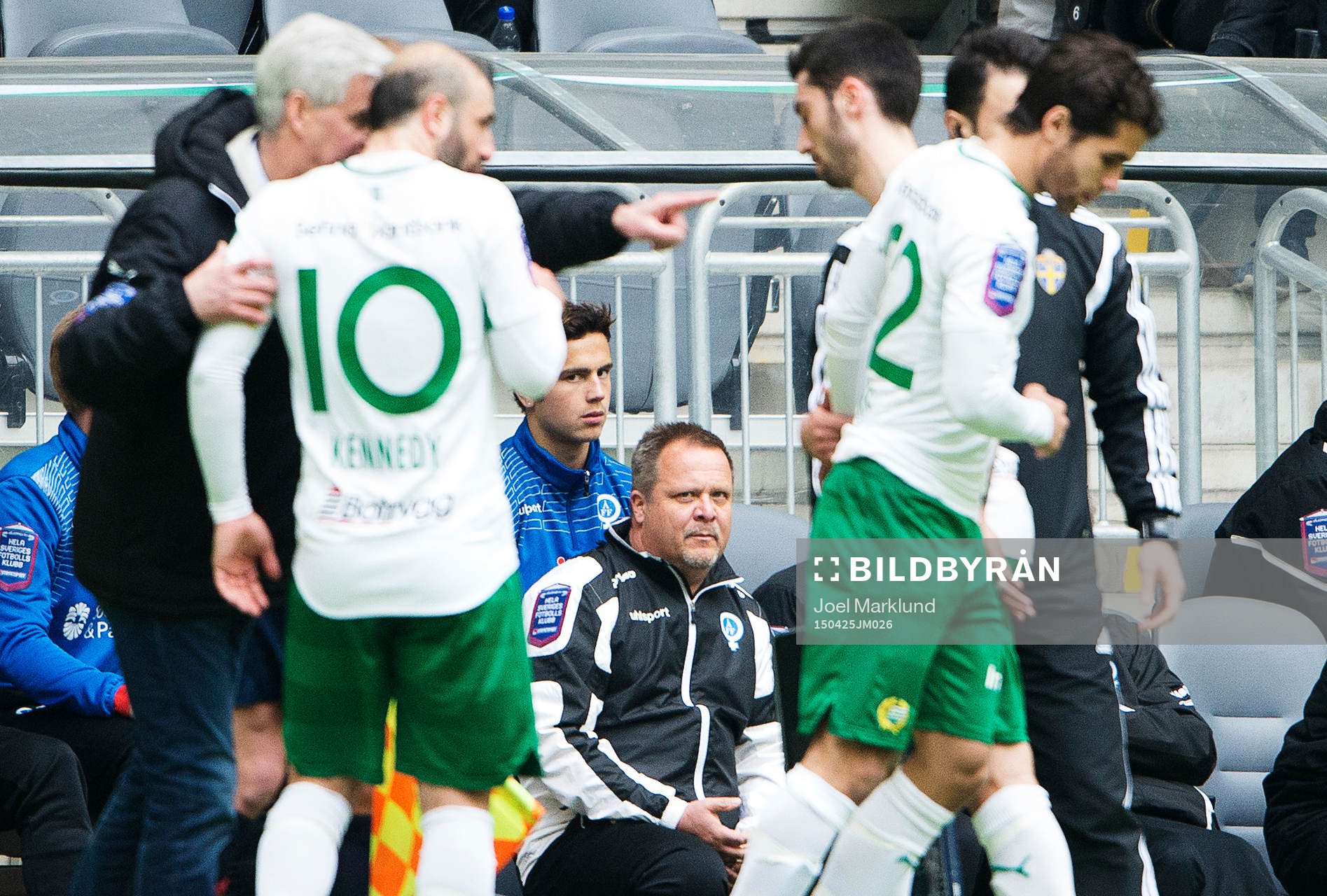 Åtvidabergs tränare Roar Hansen ser på när Hammarbys