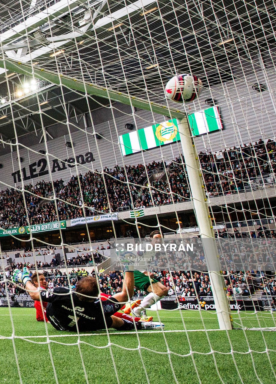Hammarbys Linus Hallenius skjuter in 1-0 bakom Åtvidabergs