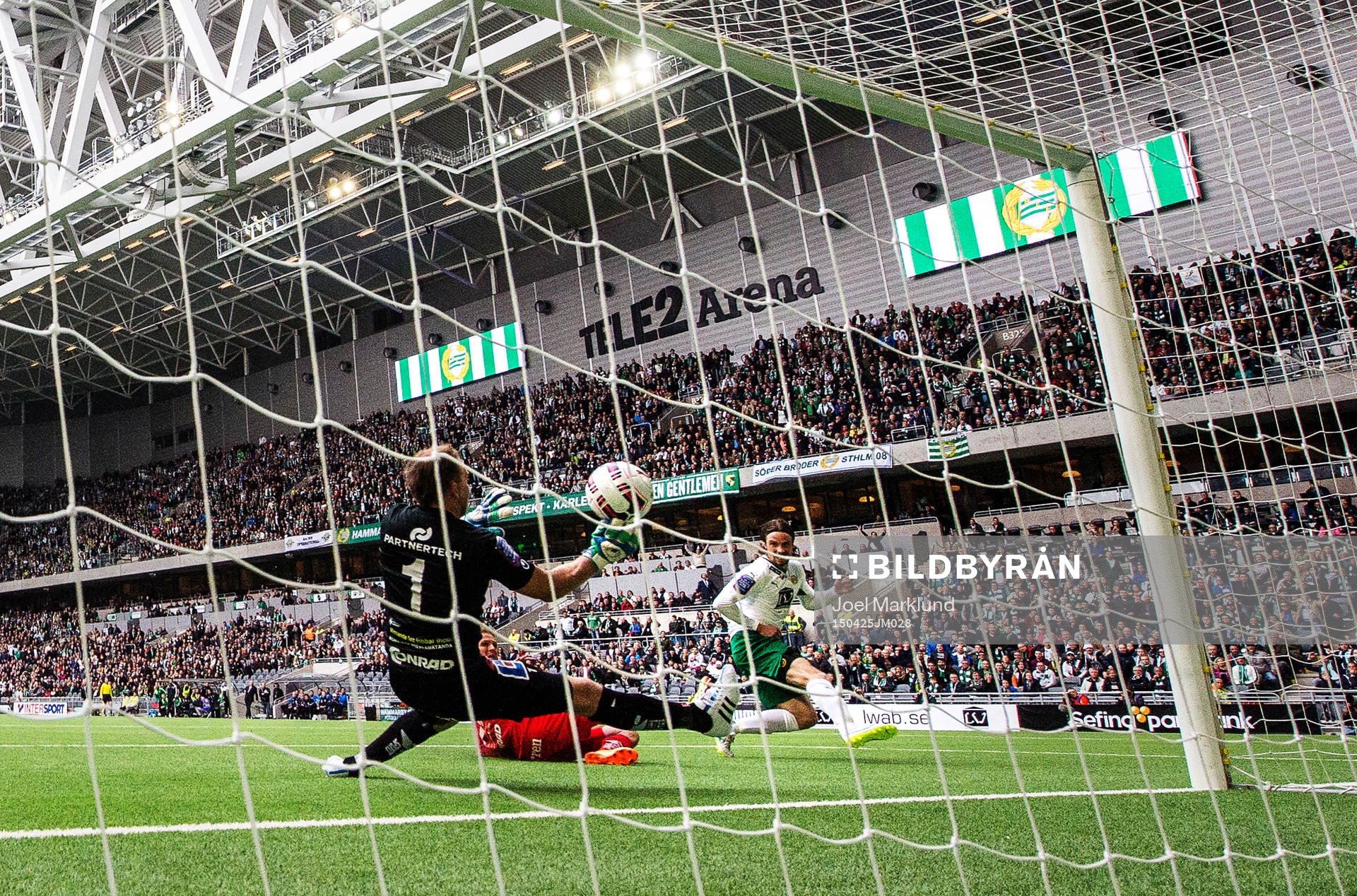 Hammarbys Linus Hallenius skjuter in 1-0 bakom Åtvidabergs målvakt Henrik Gustavsson under fotbollsmatchen i Allsvenskan mellan Hammarby och Åtvidaberg den 25 april 2015 i Stockholm.