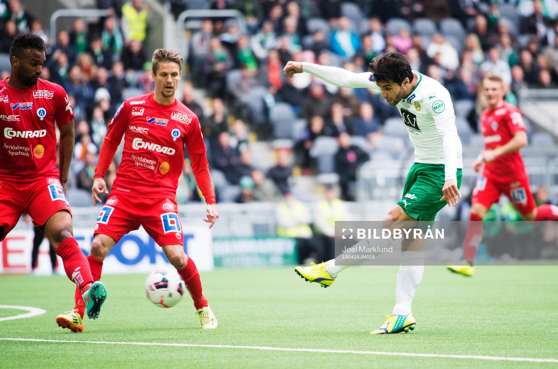 Hammarbys Lars Fuhre skjuter ett skott