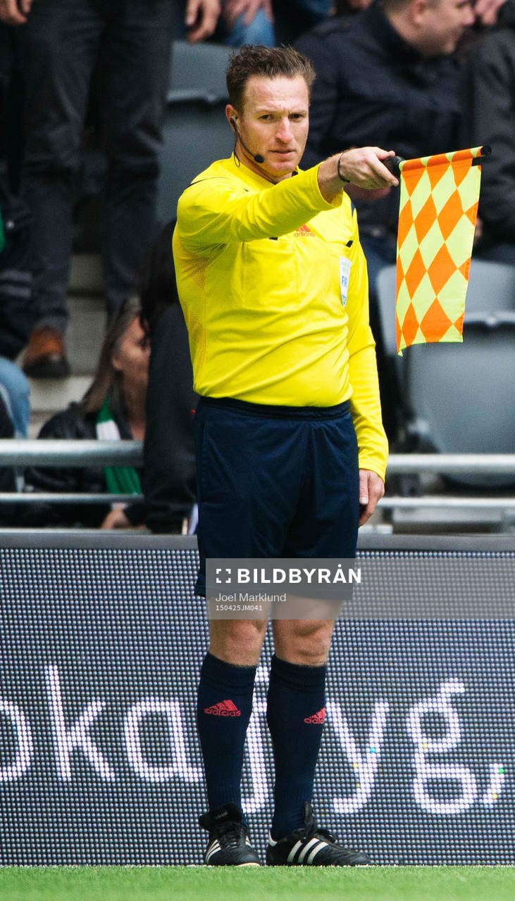 En linjedomare signalerar för offside under fotbollsmatchen i Allsvenskan mellan Hammarby och Åtvidaberg den 25 april 2015 i Stockholm.