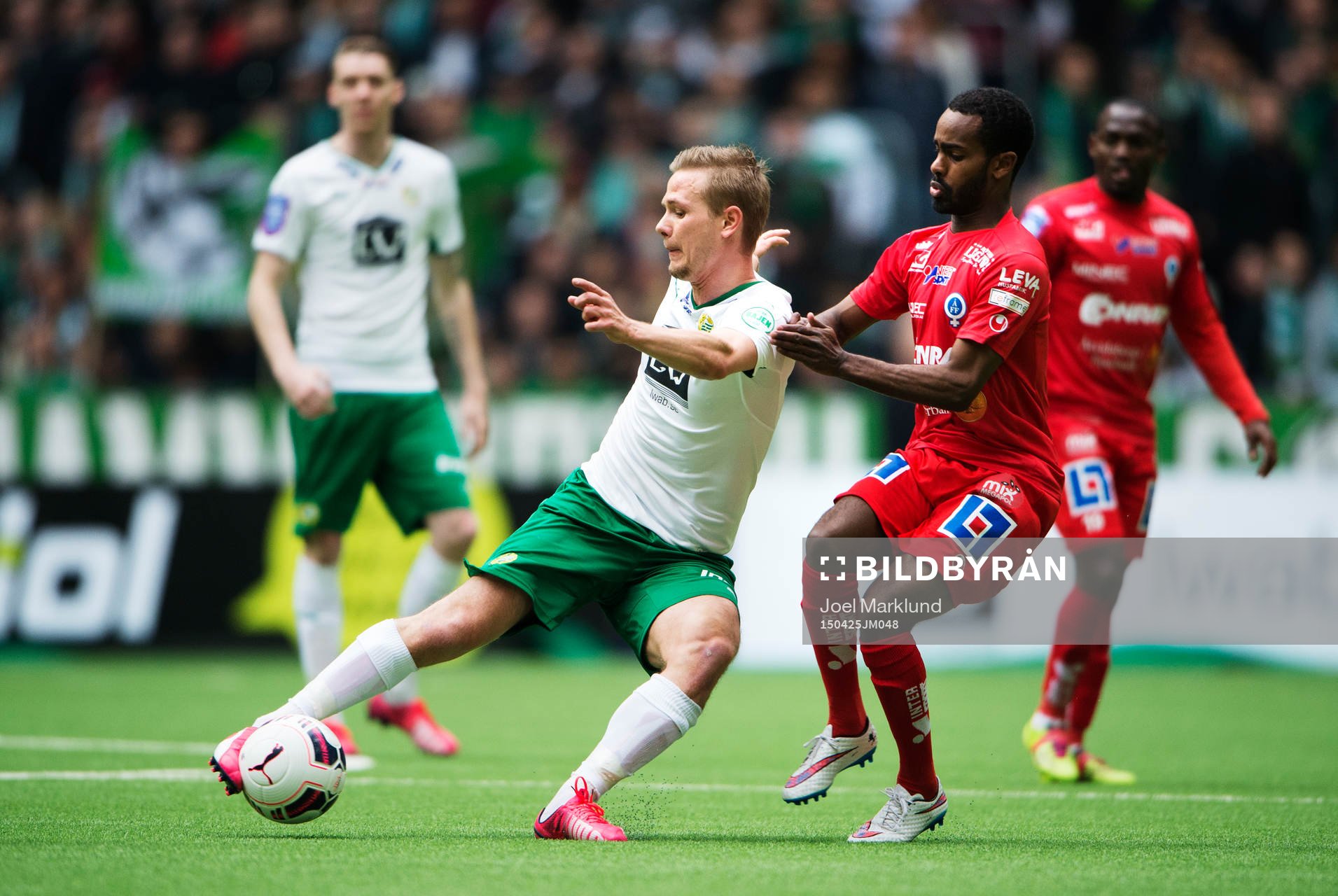 Hammarbys Erik Israelsson utmanas av Åtvidabergs Ammar