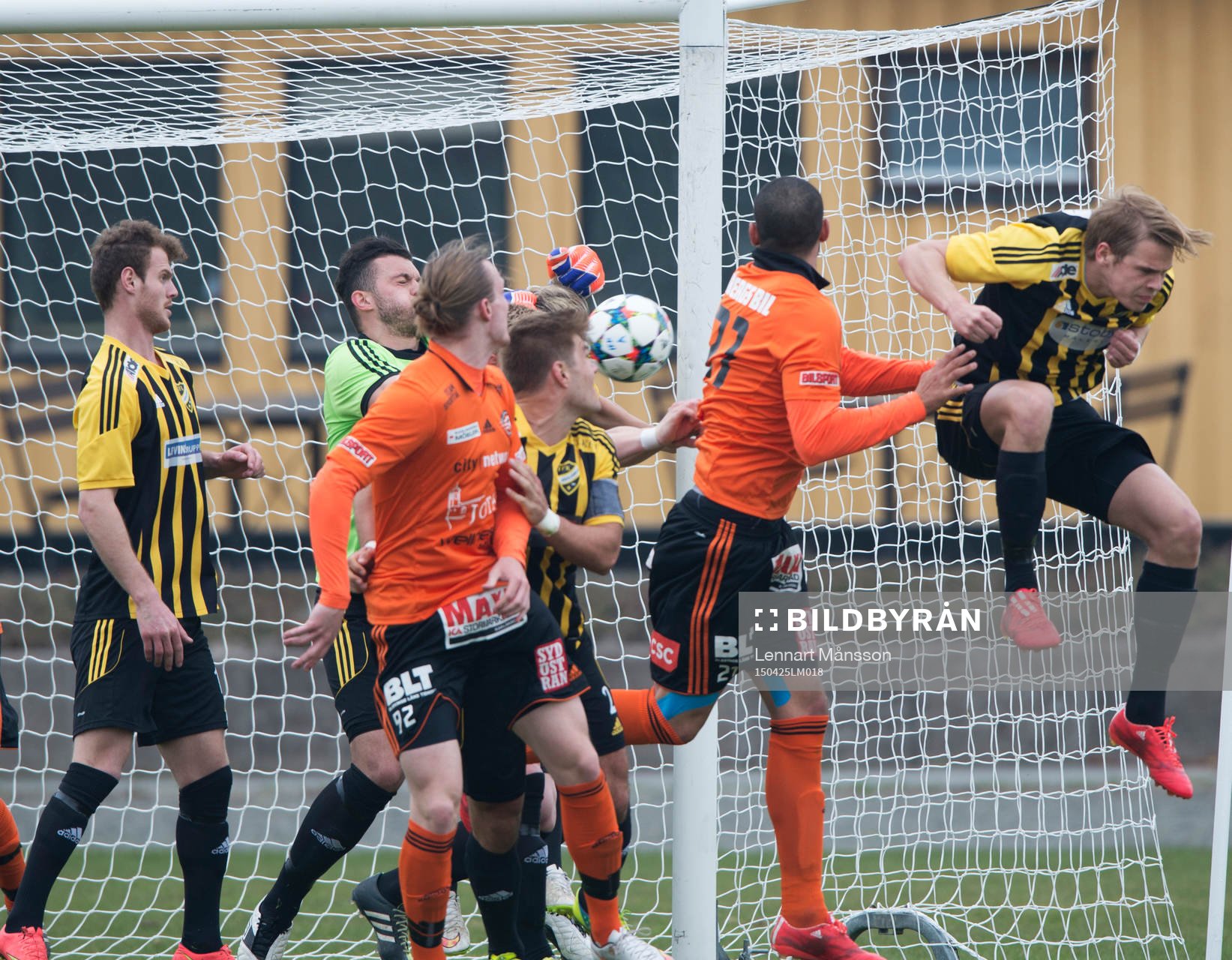 Situation framför mål i matchen i division 2 mellan IFK