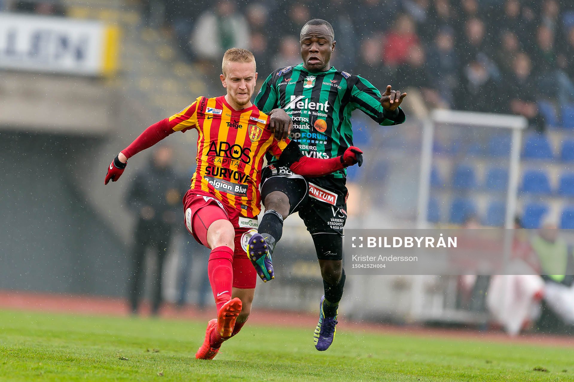 Syrianskas Alexander Michel och Varbergs Nsima Peter under fotbollsmatchen i Superettan mellan Varberg och Syrianska den 25 april 2015 i Varberg.