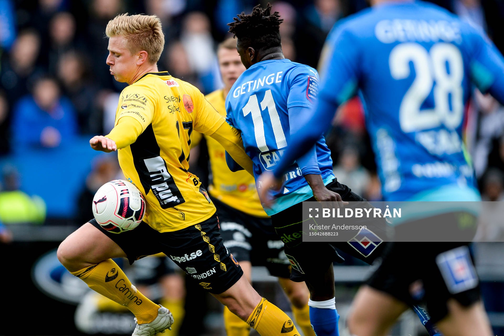 Elfsborgs Per Frick tar sig förbi Halmstads King Osei Gyan