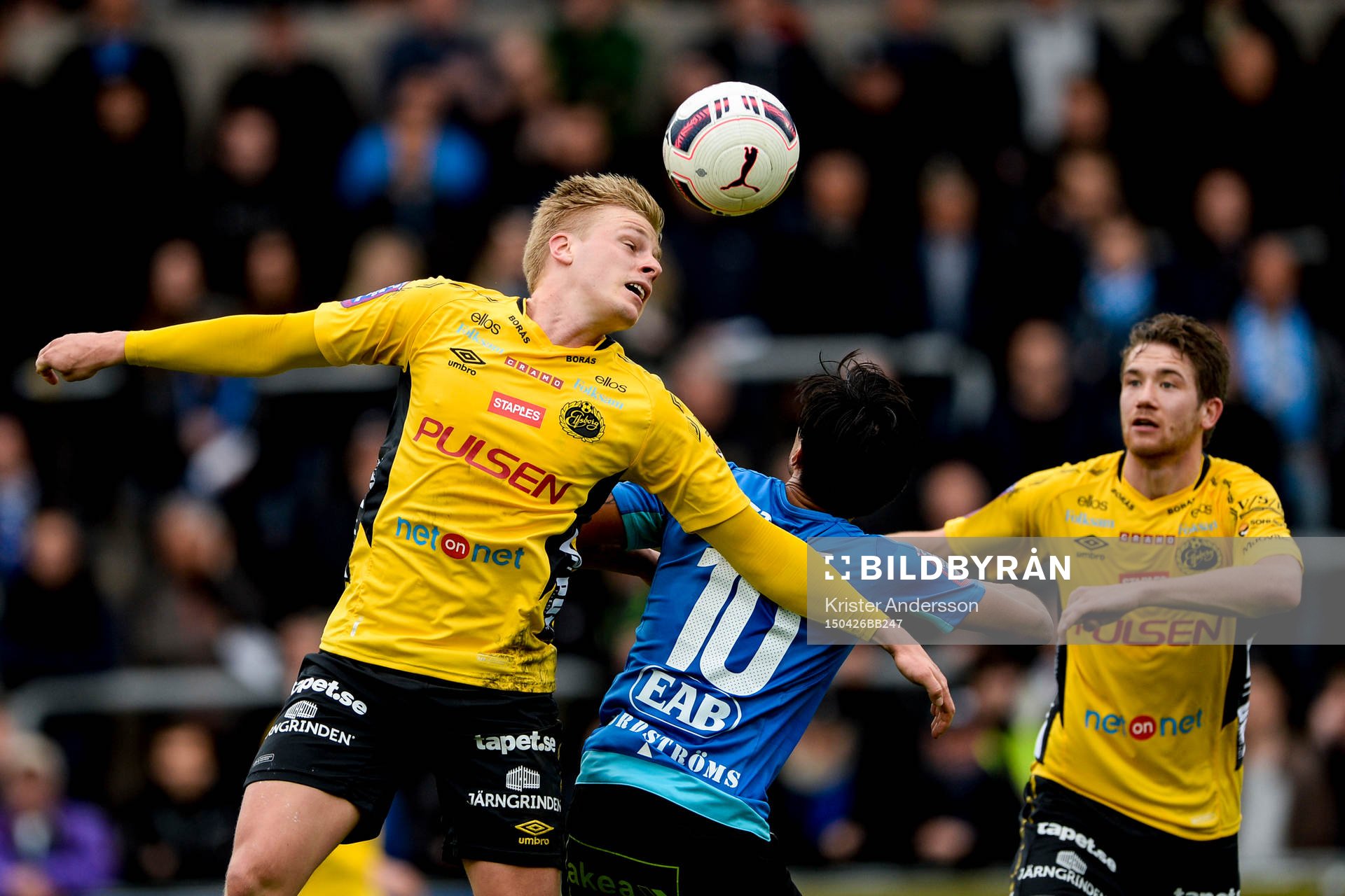 Elfsborgs Per Frick i nickduell med Halmstads Antonio Rojas under fotbollsmatchen i Allsvenskan mellan Halmstad och Elfsborg den 26 april 2015 i Halmstad.