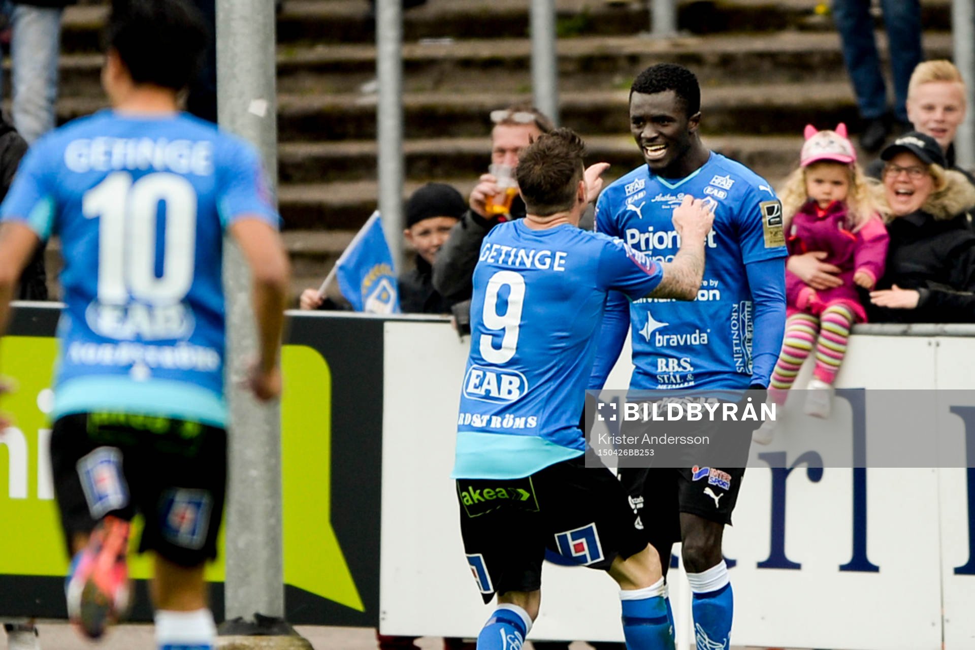 Halmstads James Keene jublar med Kwame Karikari