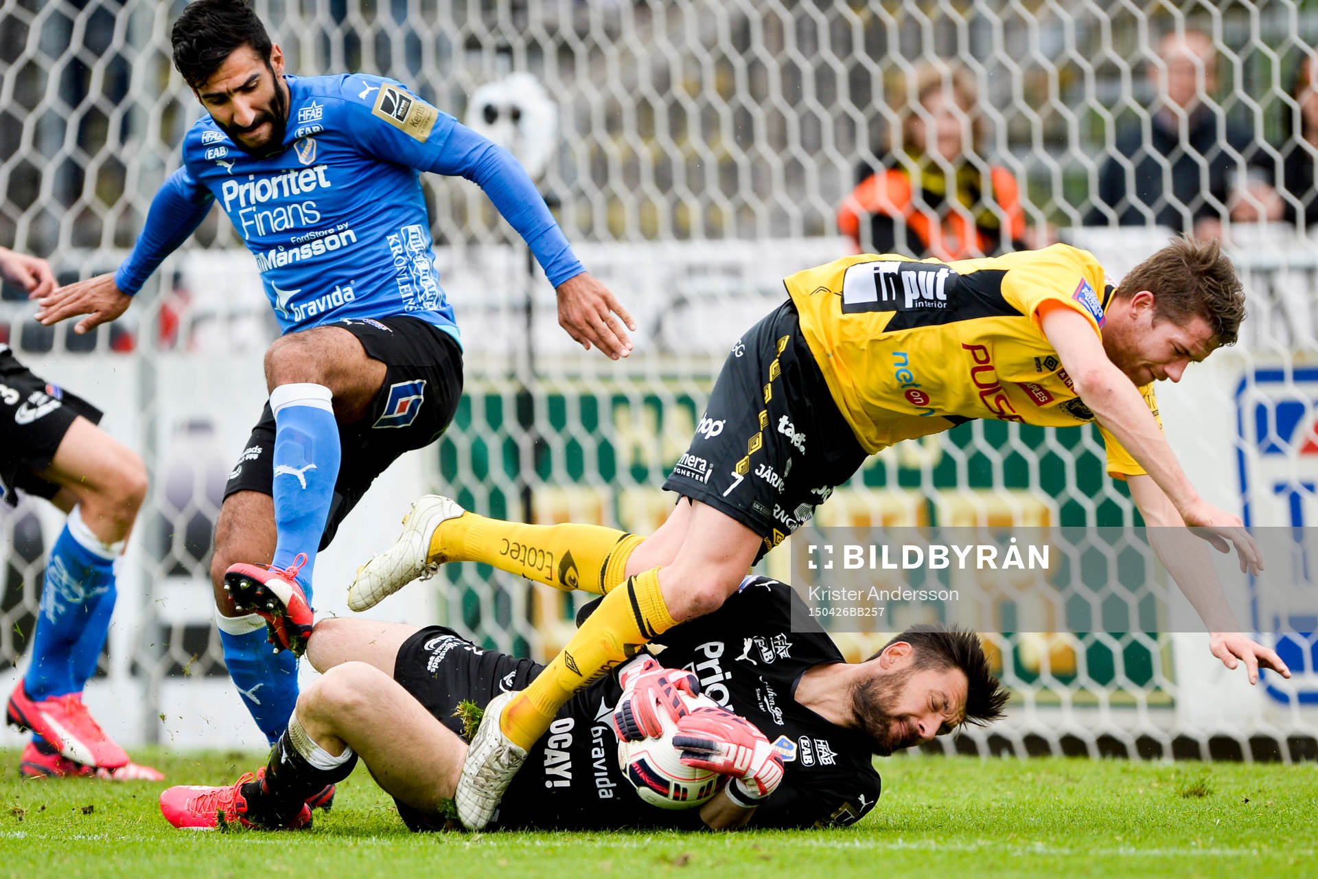 Halmstads målvakt Stojan Lukic räddar framför Elfsborgs