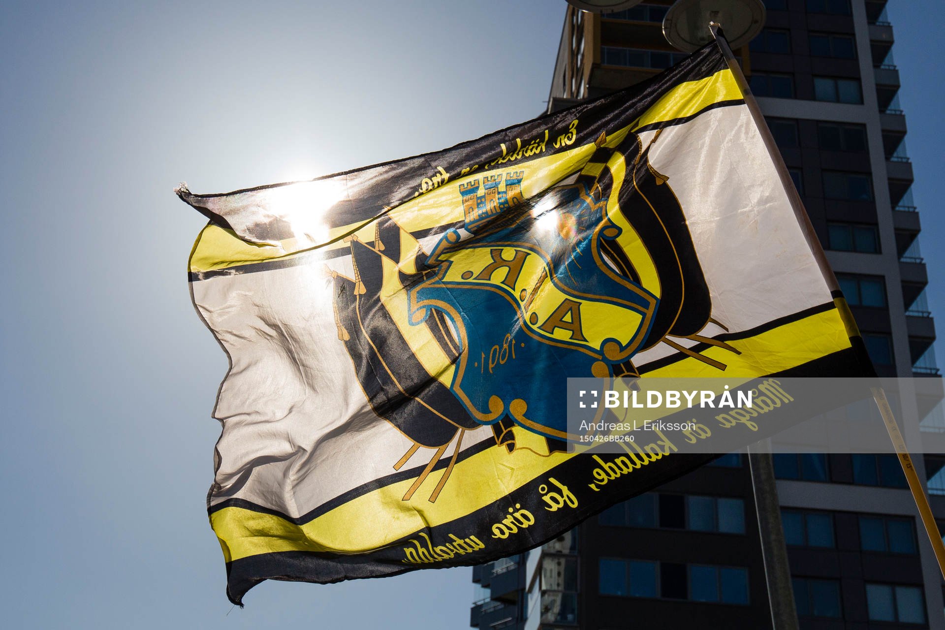 En AIK-flagga utanför arenan