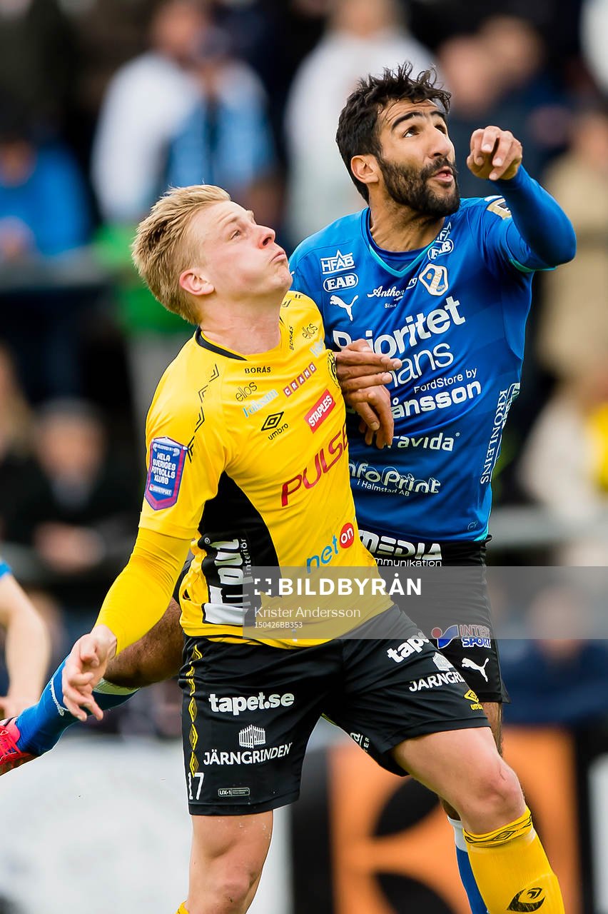 Elfsborgs Per Frick och Halmstads Mohammed Ali Khan under fotbollsmatchen i Allsvenskan mellan Halmstad och Elfsborg den 26 april 2015 i Halmstad.