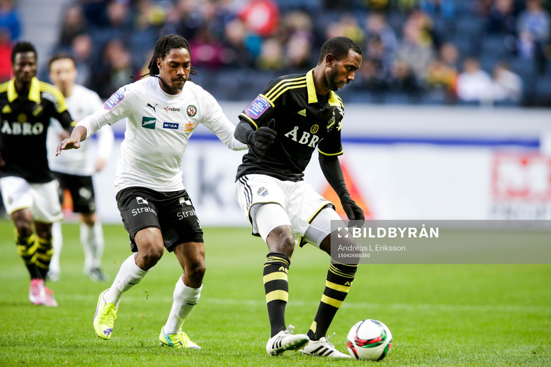 Örebros Ayanda Nkili och AIK:s Henok Goitom under fotbollsmatchen i Allsvenskan mellan AIK och Örebro den 26 april 2015 i Stockholm. 