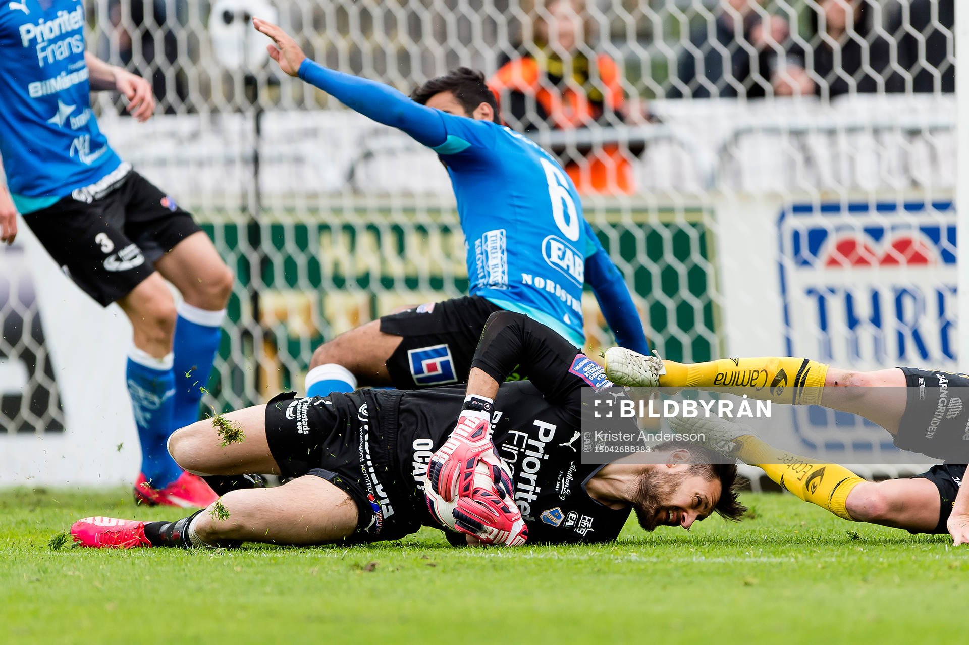 Halmstads målvakt Stojan Lukic räddar