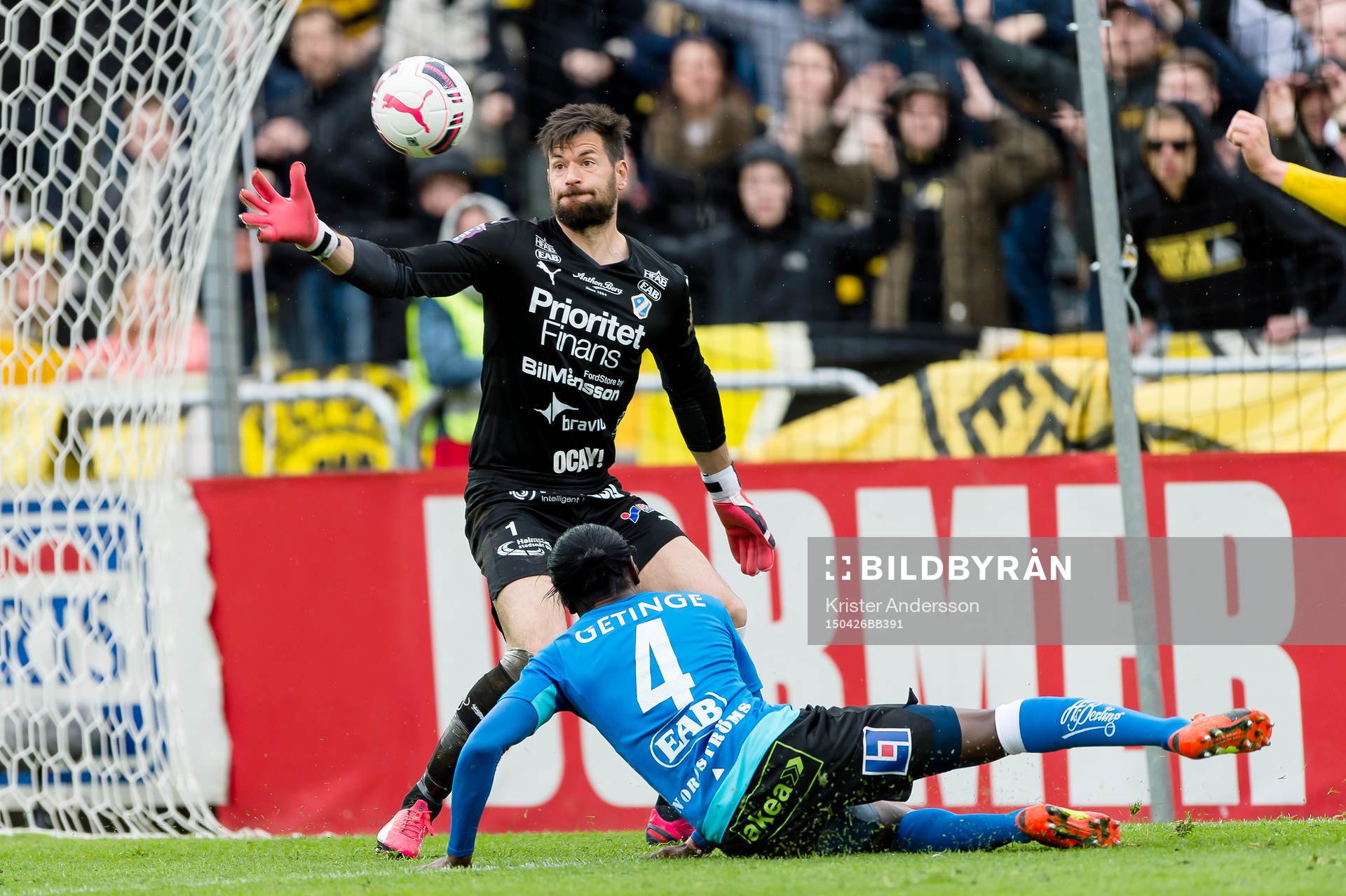 Halmstads målvakt Stojan Lukic räddar under fotbollsmatchen i Allsvenskan mellan Halmstad och Elfsborg den 26 april 2015 i Halmstad.