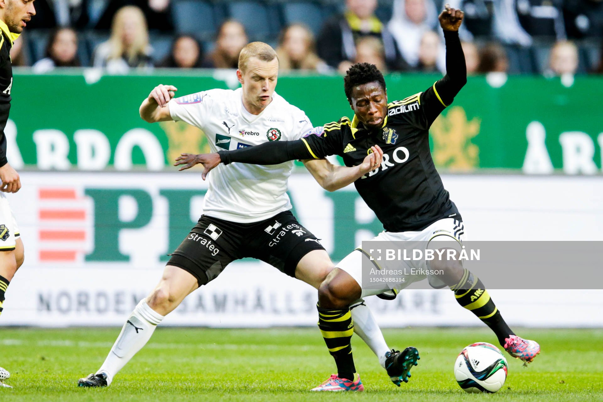 Örebros Daniel Gustavsson i kamp med AIK:s Ebenezer Ofori under fotbollsmatchen i Allsvenskan mellan AIK och Örebro den 26 april 2015 i Stockholm.