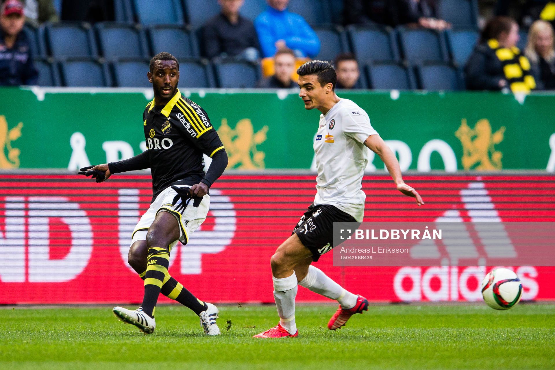 s Henok Goitom med en passning förbi Örebros Ahmed Yasin