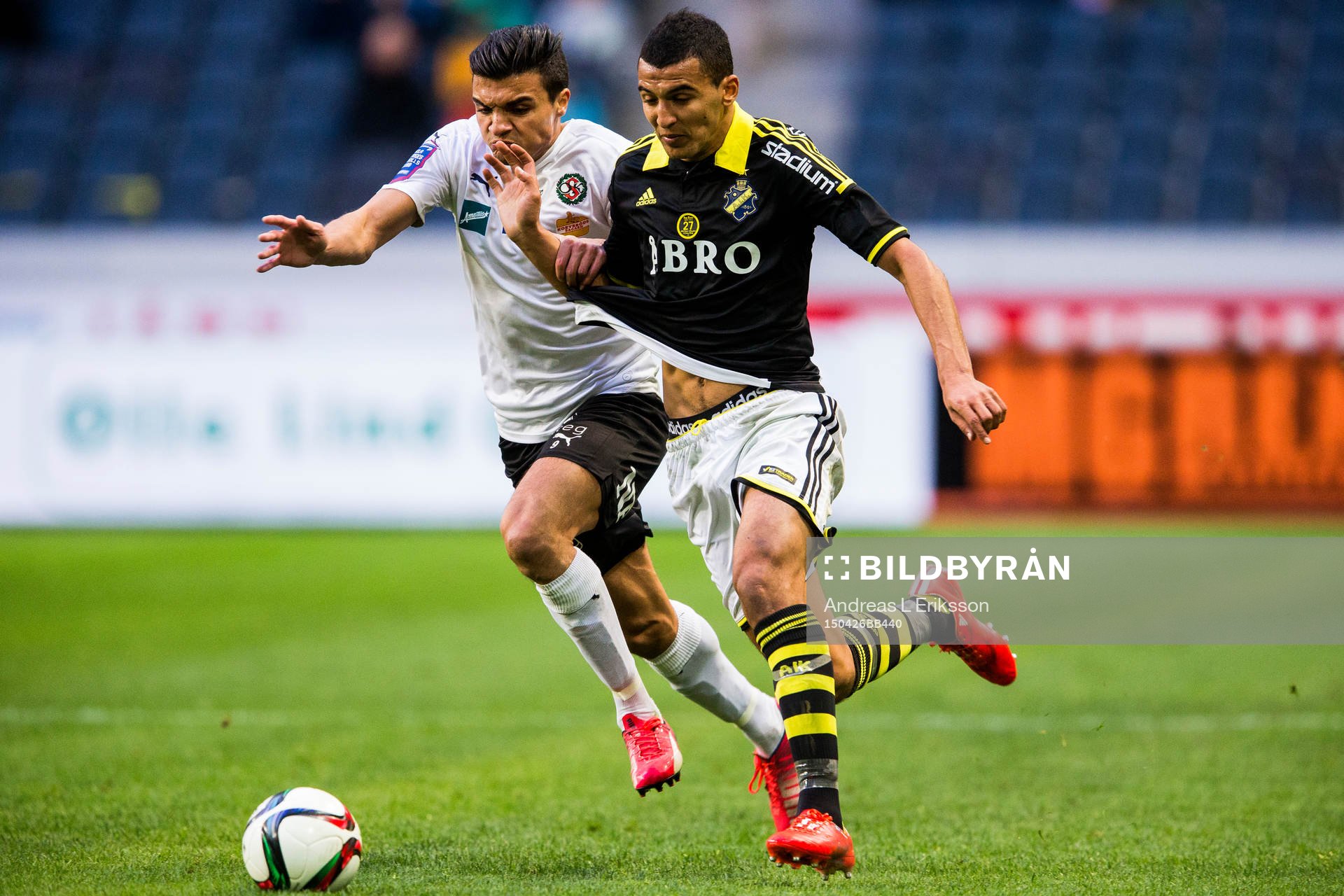Örebros Ahmed Yasin i kamp om bollen med AIK:s Nabil Bahoui under fotbollsmatchen i Allsvenskan mellan AIK och Örebro den 26 april 2015 i Stockholm.