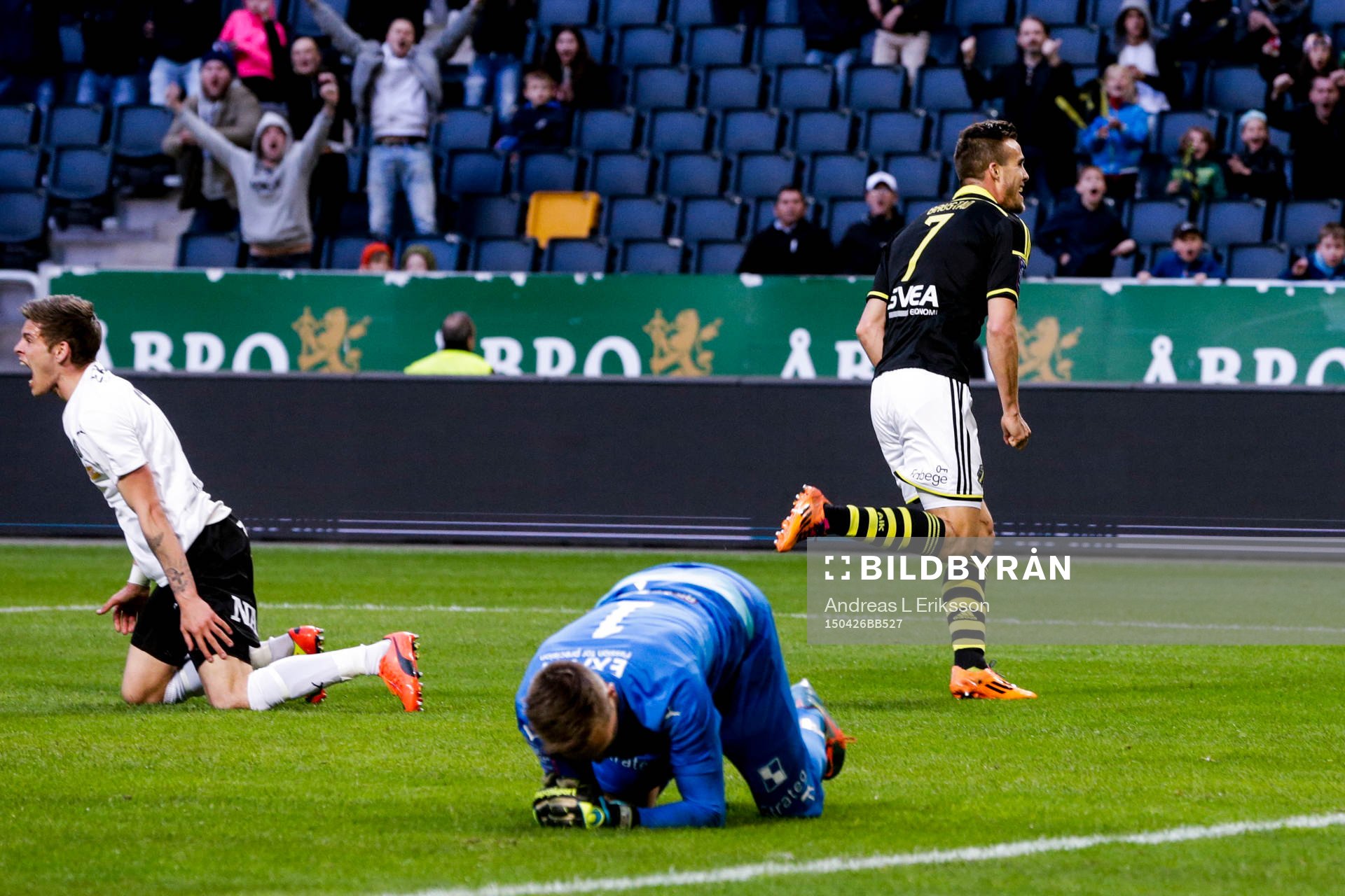 s Fredrik Brustad gör 3-0 och jublar medan Örebros Eidur