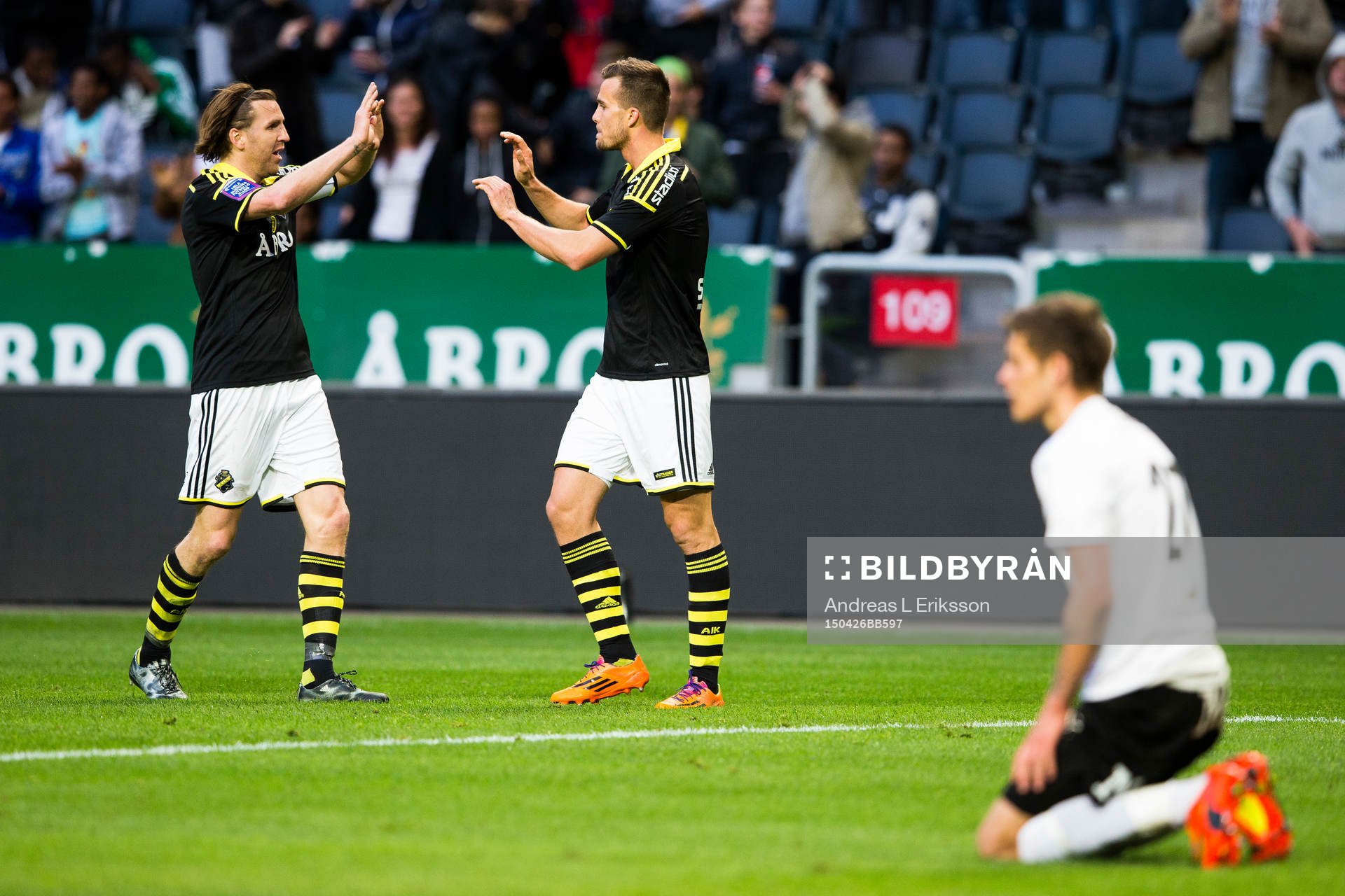 s Nils-Eric Johansson gratulerar Fredrik Brustad till 3-0