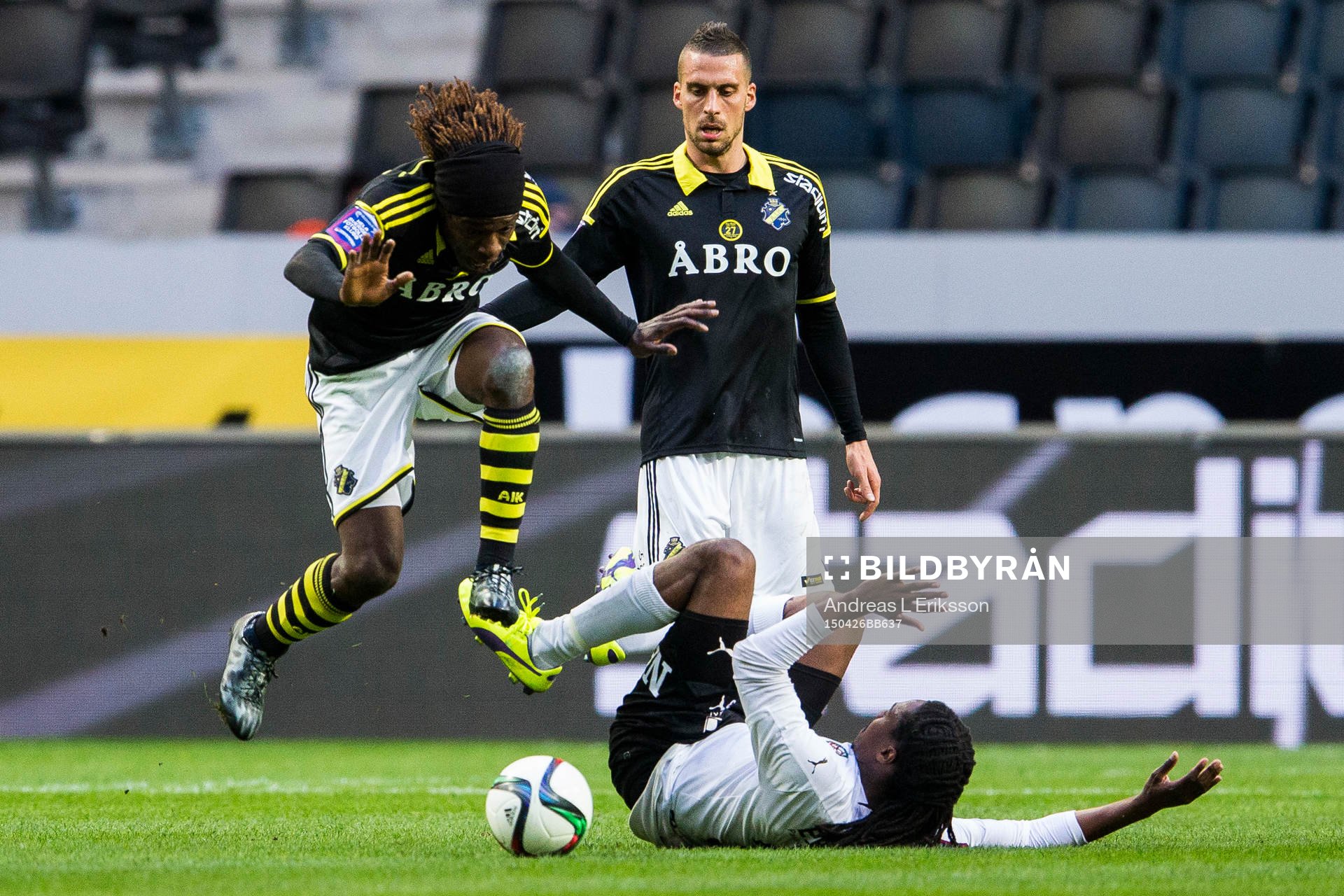 AIK:s Mohamed Bangura i kamp om bollen med Örebros Ayanda Nkili under fotbollsmatchen i Allsvenskan mellan AIK och Örebro den 26 april 2015 i Stockholm.