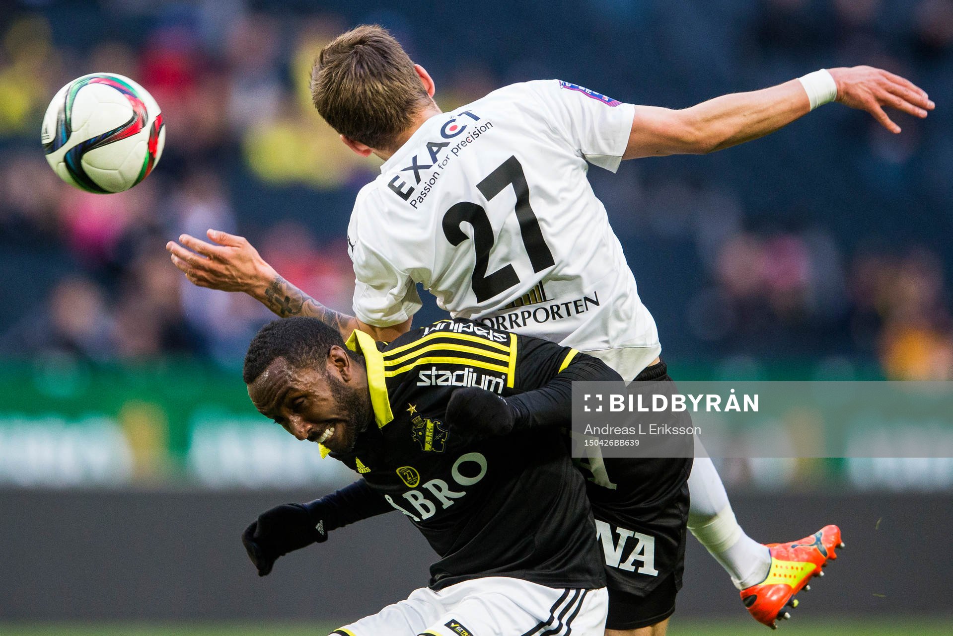 AIK:s Henok Goitom i en nickduell med Örebros Eidur Aron Sigurbjörnsson under fotbollsmatchen i Allsvenskan mellan AIK och Örebro den 26 april 2015 i Stockholm.