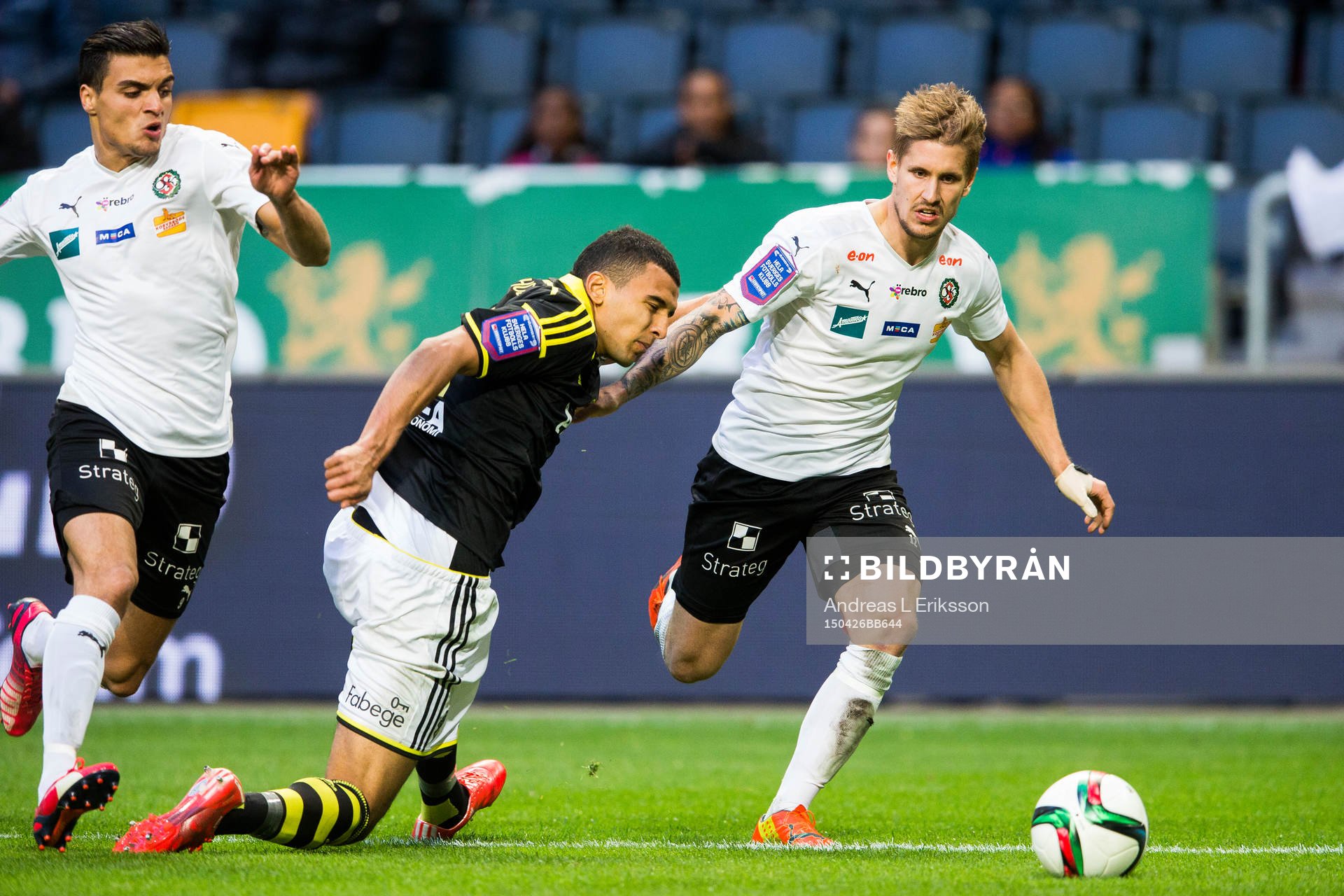 s Nabil Bahoui dras omkull av Örebros Daniel Björnqvist