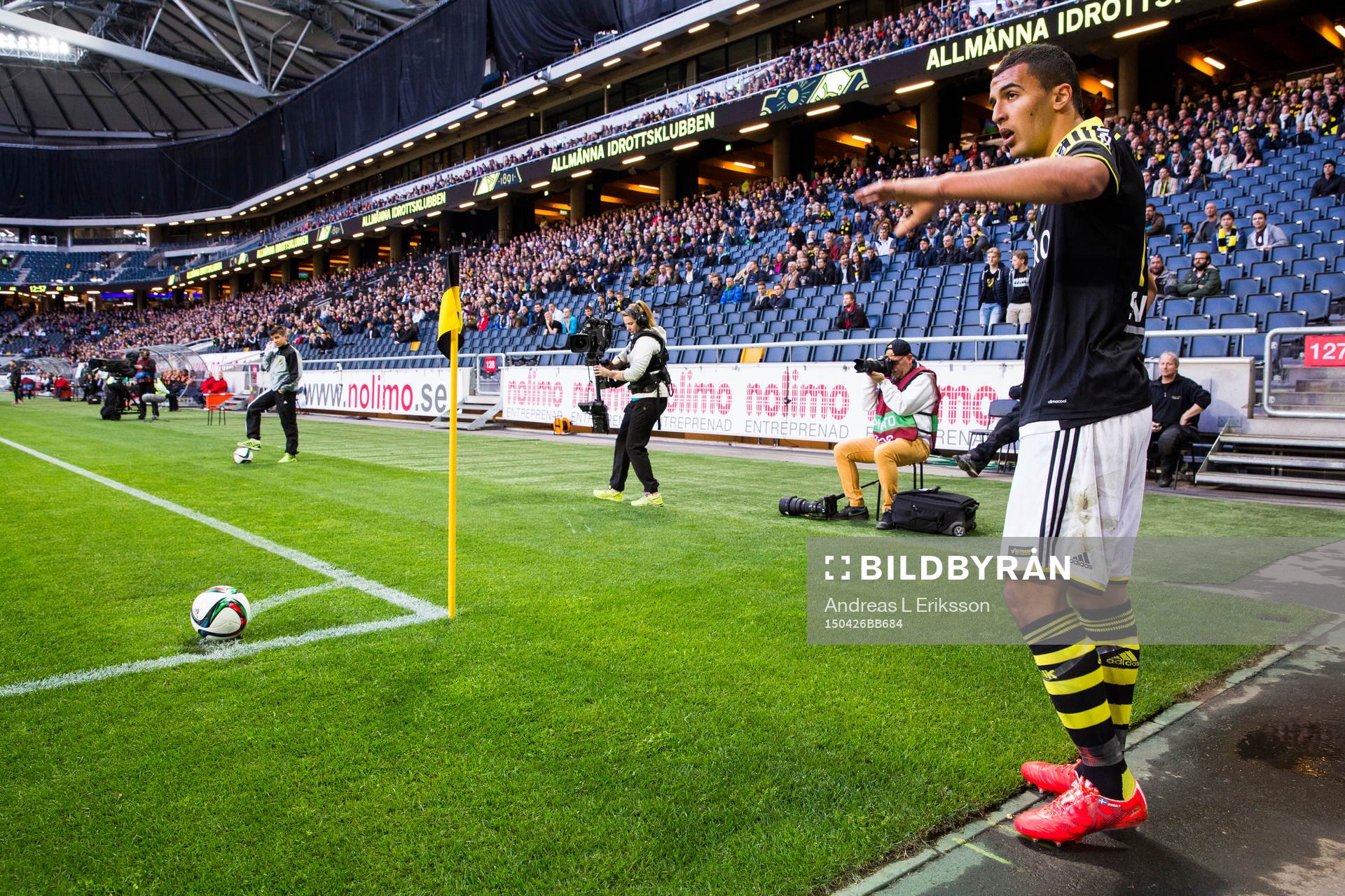 AIK:s Nabil Bahoui med en hörna under fotbollsmatchen i Allsvenskan mellan AIK och Örebro den 26 april 2015 i Stockholm. 