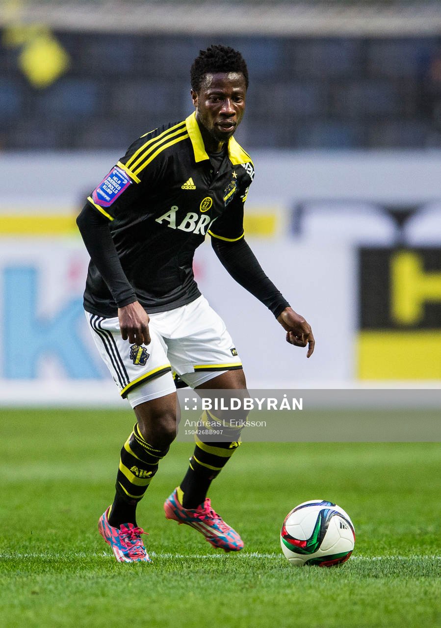 s Ebenezer Ofori med bollen