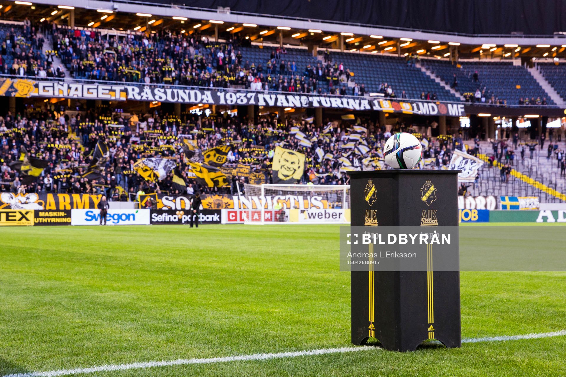 s supportrar innan fotbollsmatchen i Allsvenskan mellan AIK