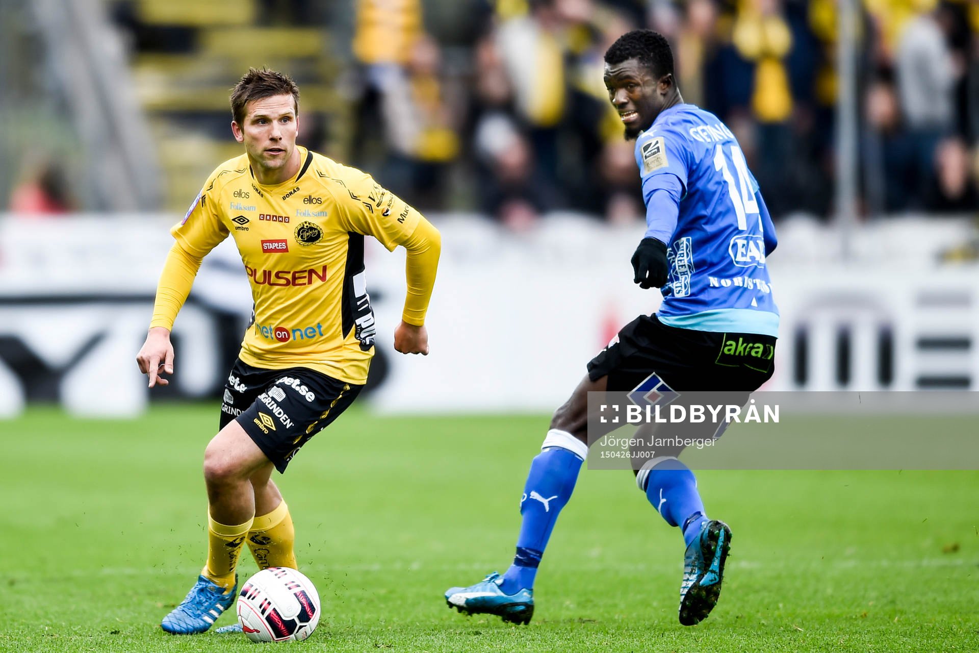 Elfsborgs Anders Svensson tar sig förbi Halmstads Kwame