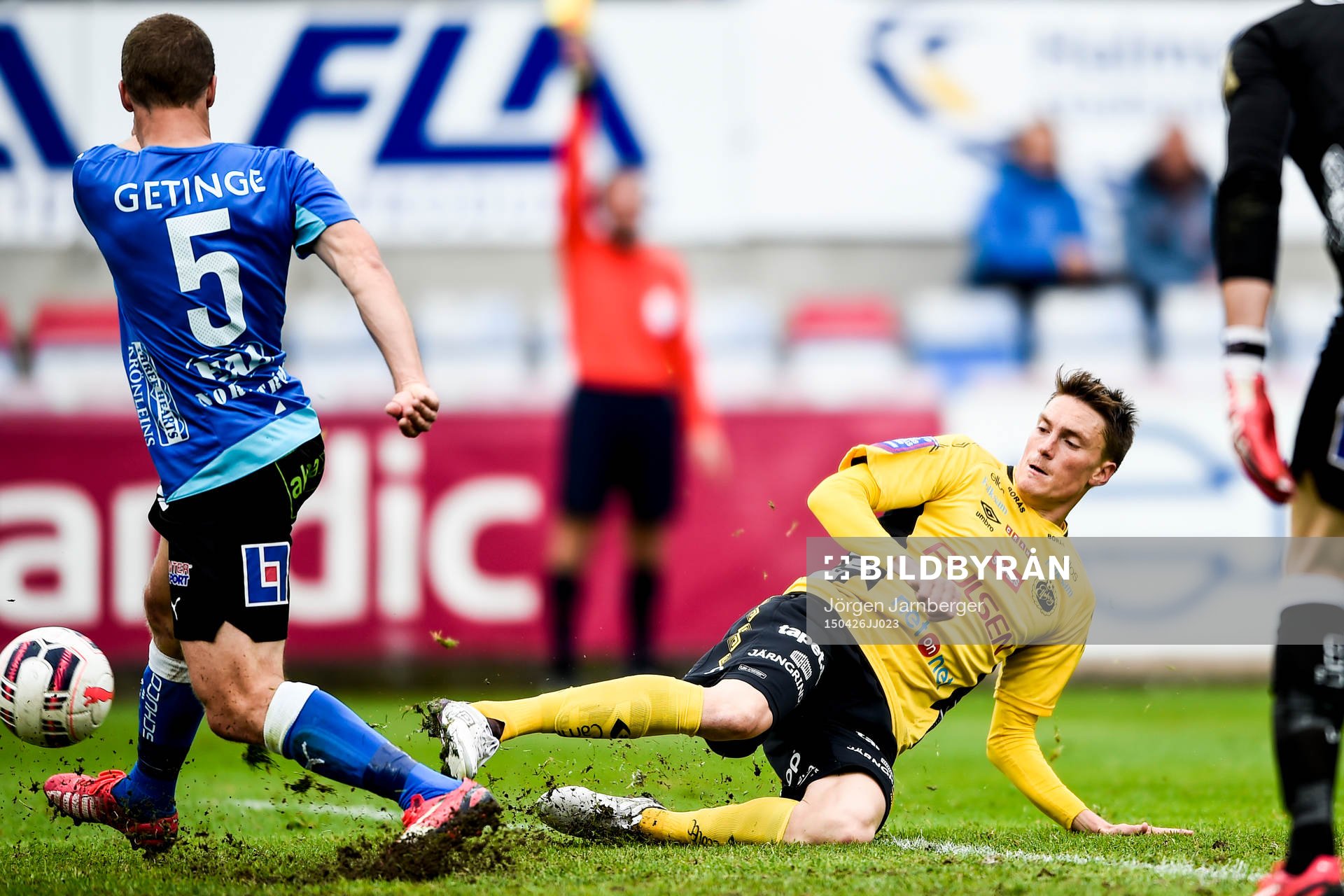 Halmstads Christoffer Andersson rensar framför Elfsborgs
