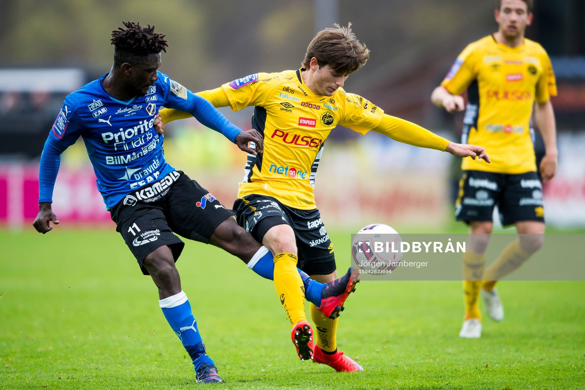 Elfsborgs Arber Zeneli och Halmstads King Osei Gyan i kamp