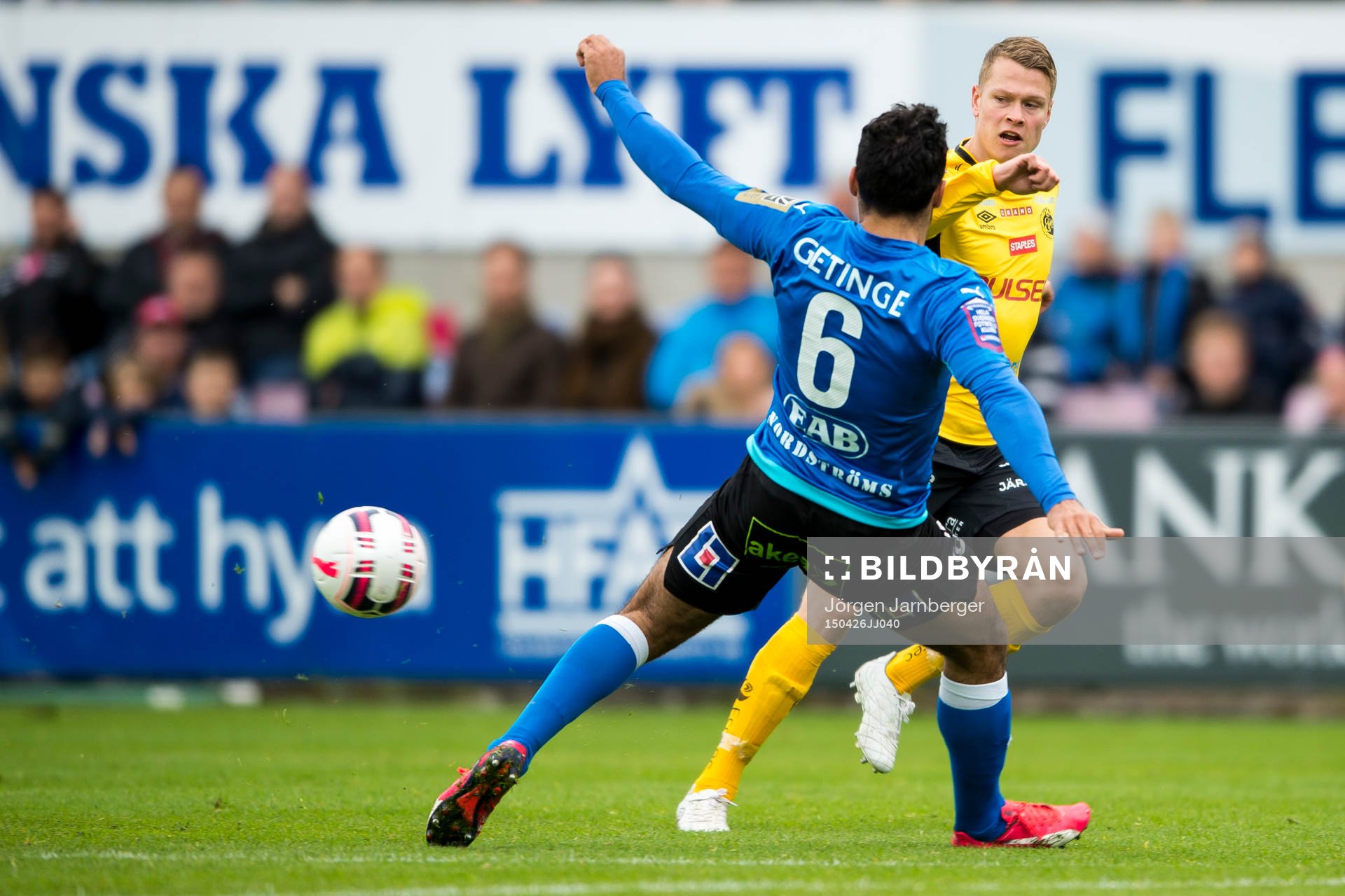 Elfsborgs Viktor Claesson spelar bollen förbi Halmstads