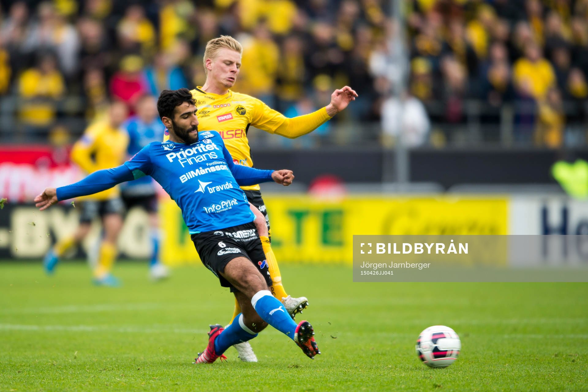 Halmstads Mohammed Ali Khan bryter bollen framför
