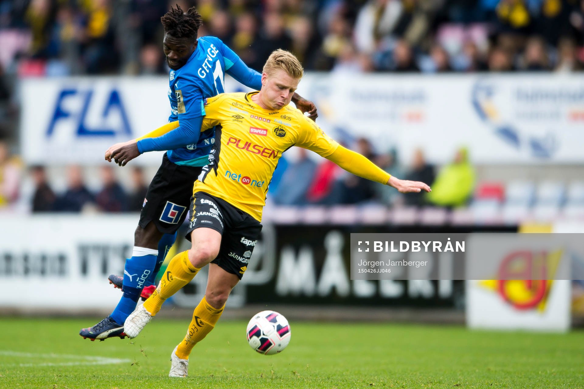 Kamp mellan Elfsborgs Per Frick och Halmstads King Osei Gyan