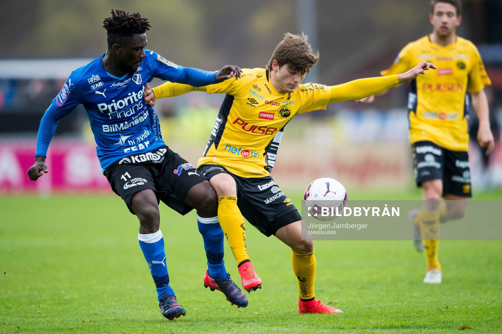 Kamp mellan Elfsborgs Arber Zeneli och Halmstads King Osei Gyan under fotbollsmatchen i Allsvenskan mellan Halmstad och Elfsborg den 26 april 2015 i Halmstad.