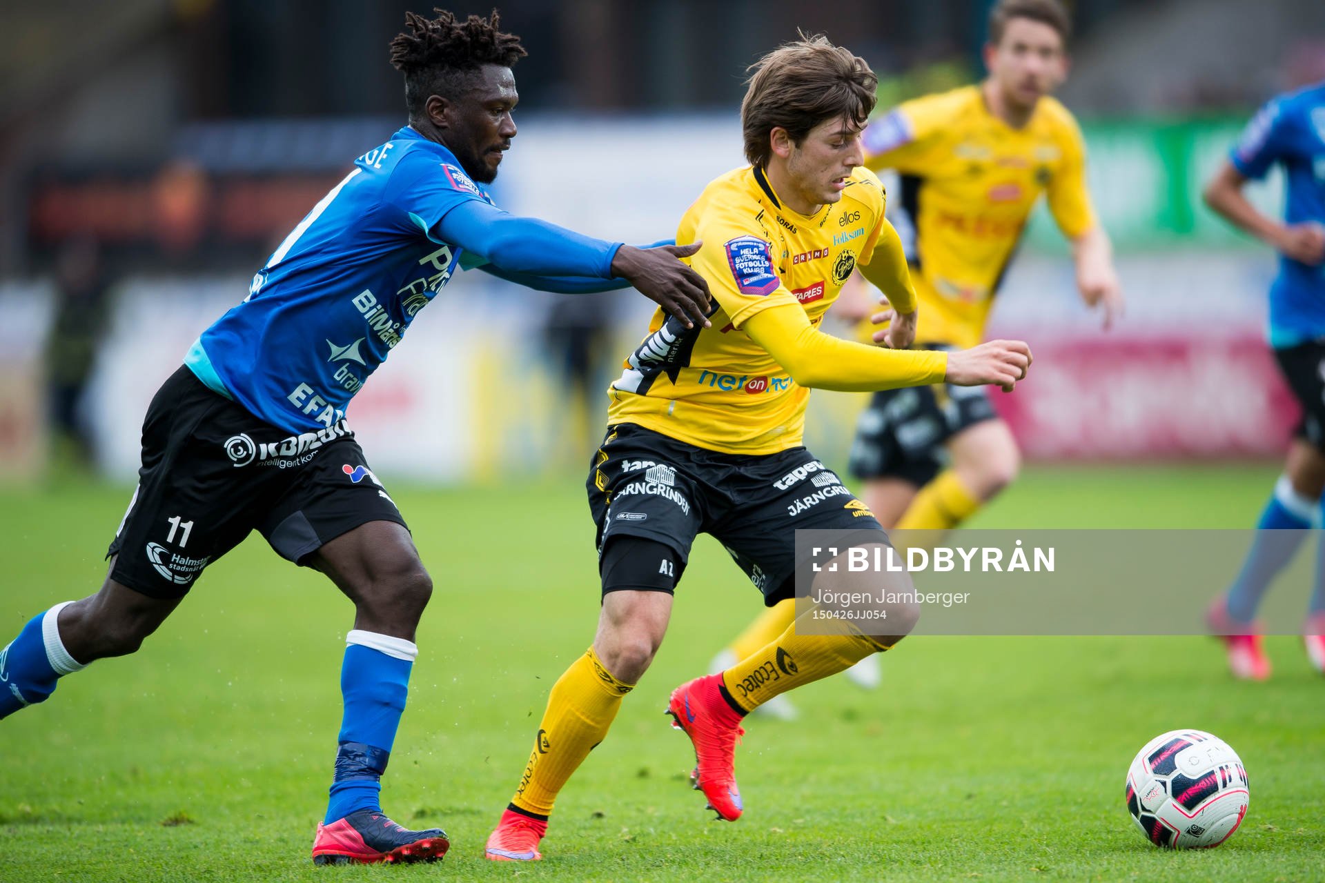 Kamp mellan Elfsborgs Arber Zeneli och Halmstads King Osei